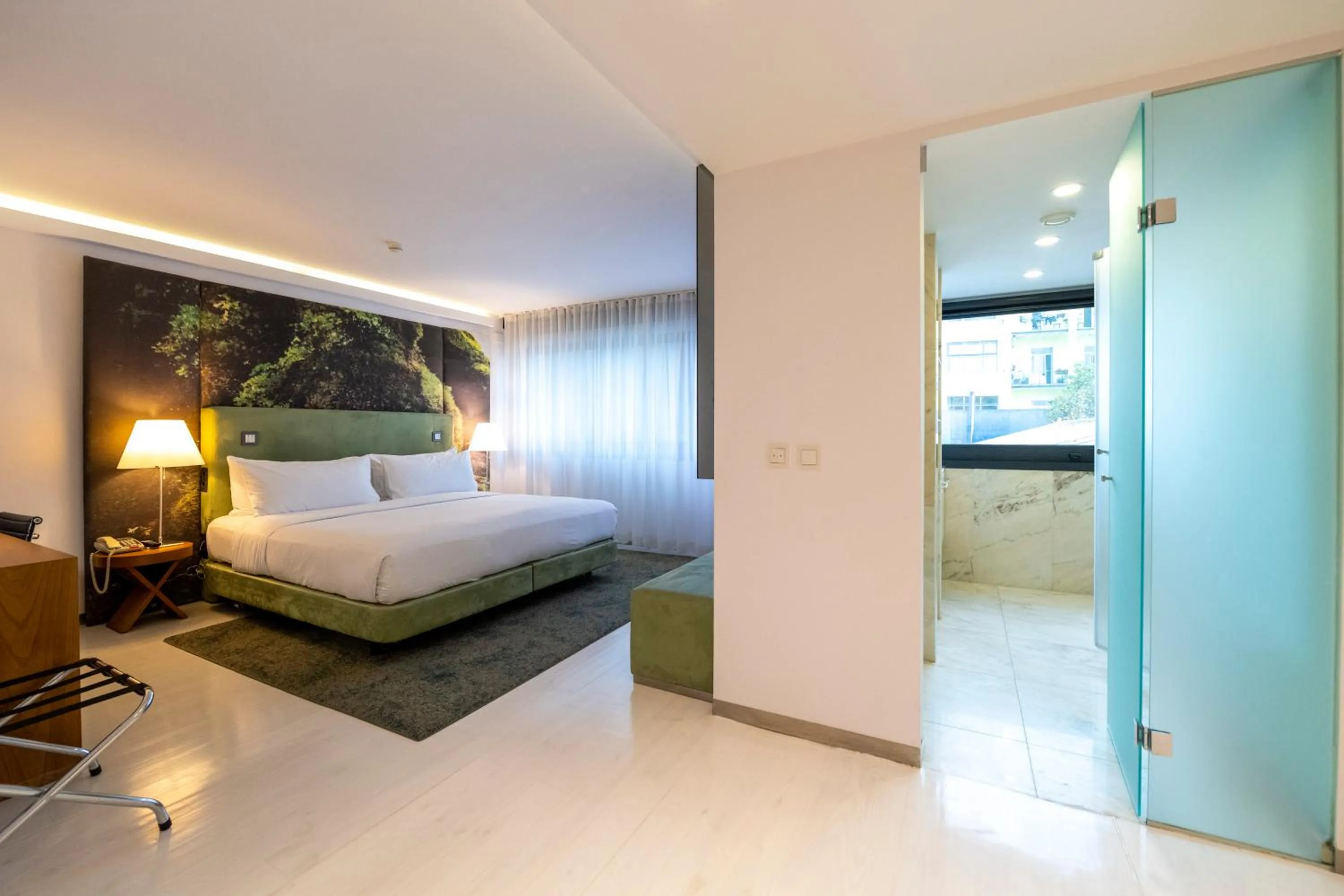 Bed in DoubleTree by Hilton Lisbon Fontana Park