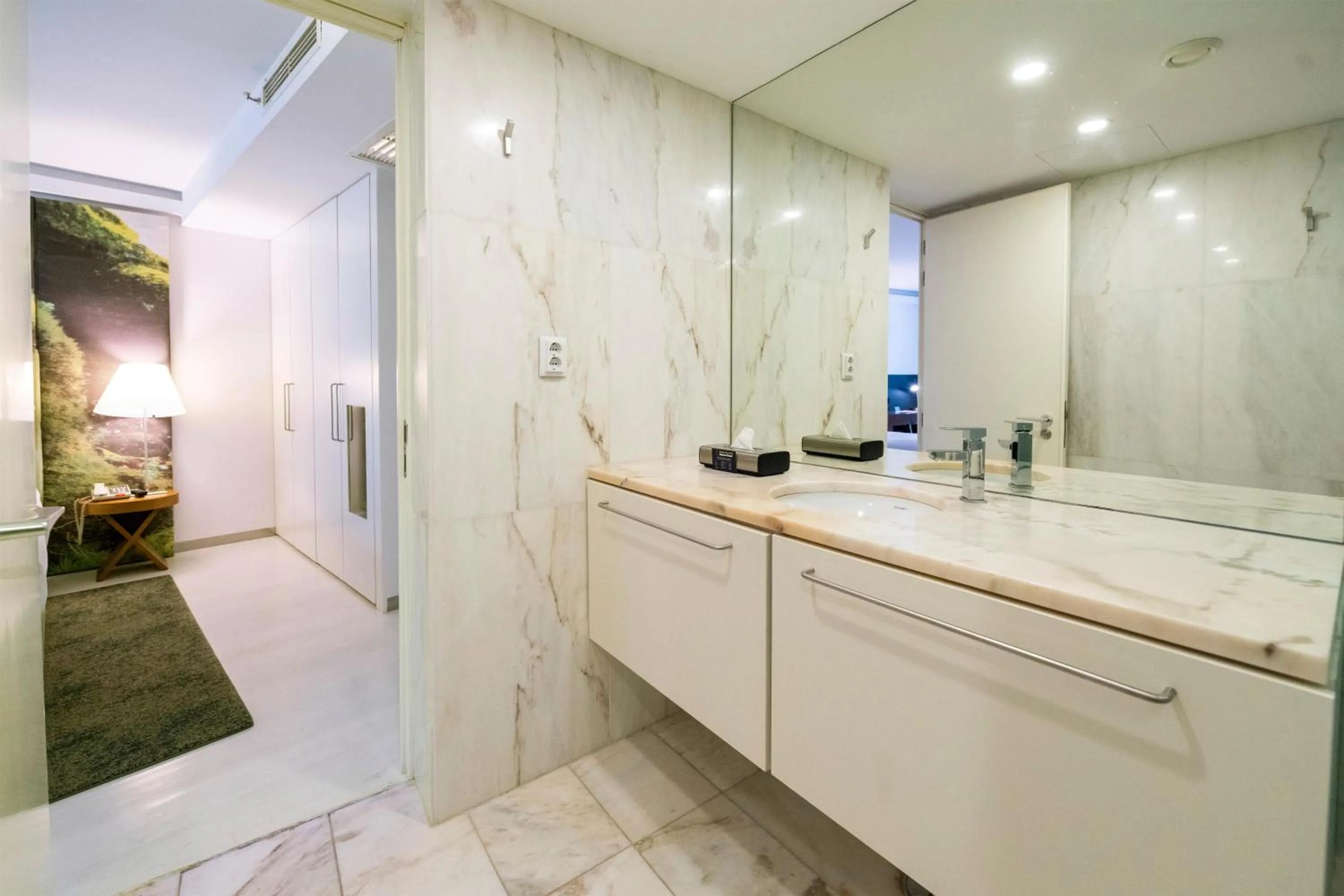 Bathroom in DoubleTree by Hilton Lisbon Fontana Park