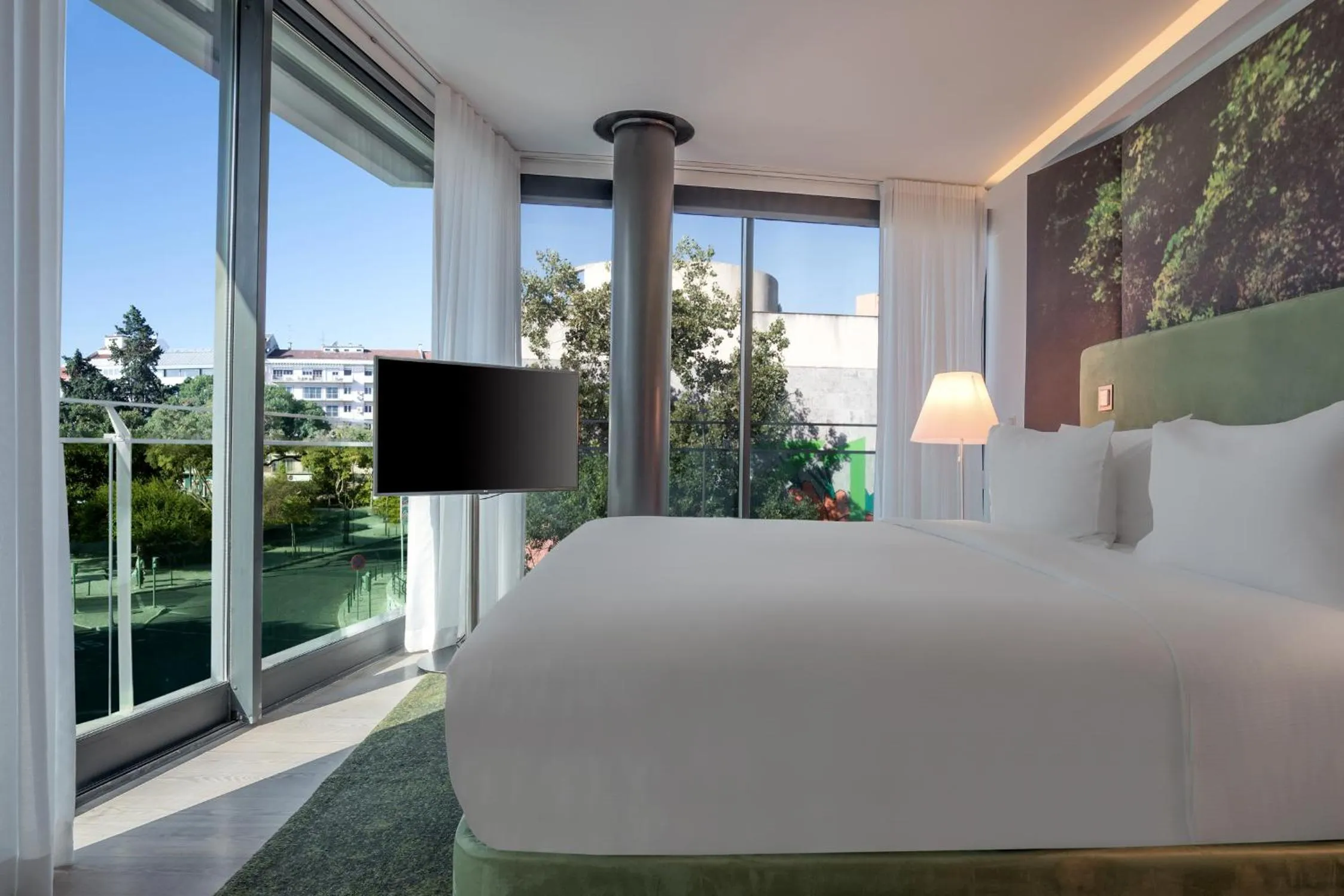 Bed in DoubleTree by Hilton Lisbon Fontana Park