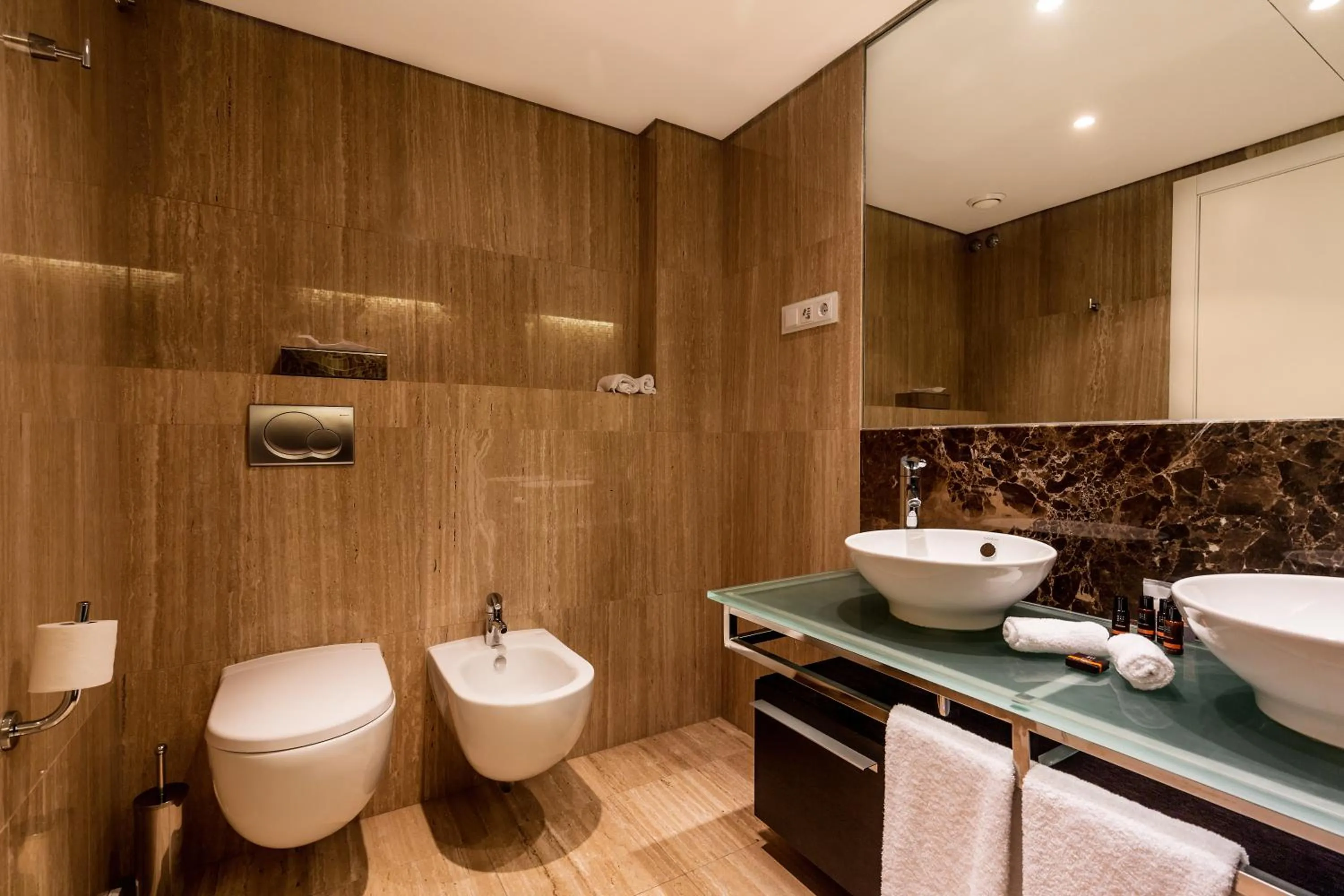 Toilet in As Cascatas Golf Resort & Spa