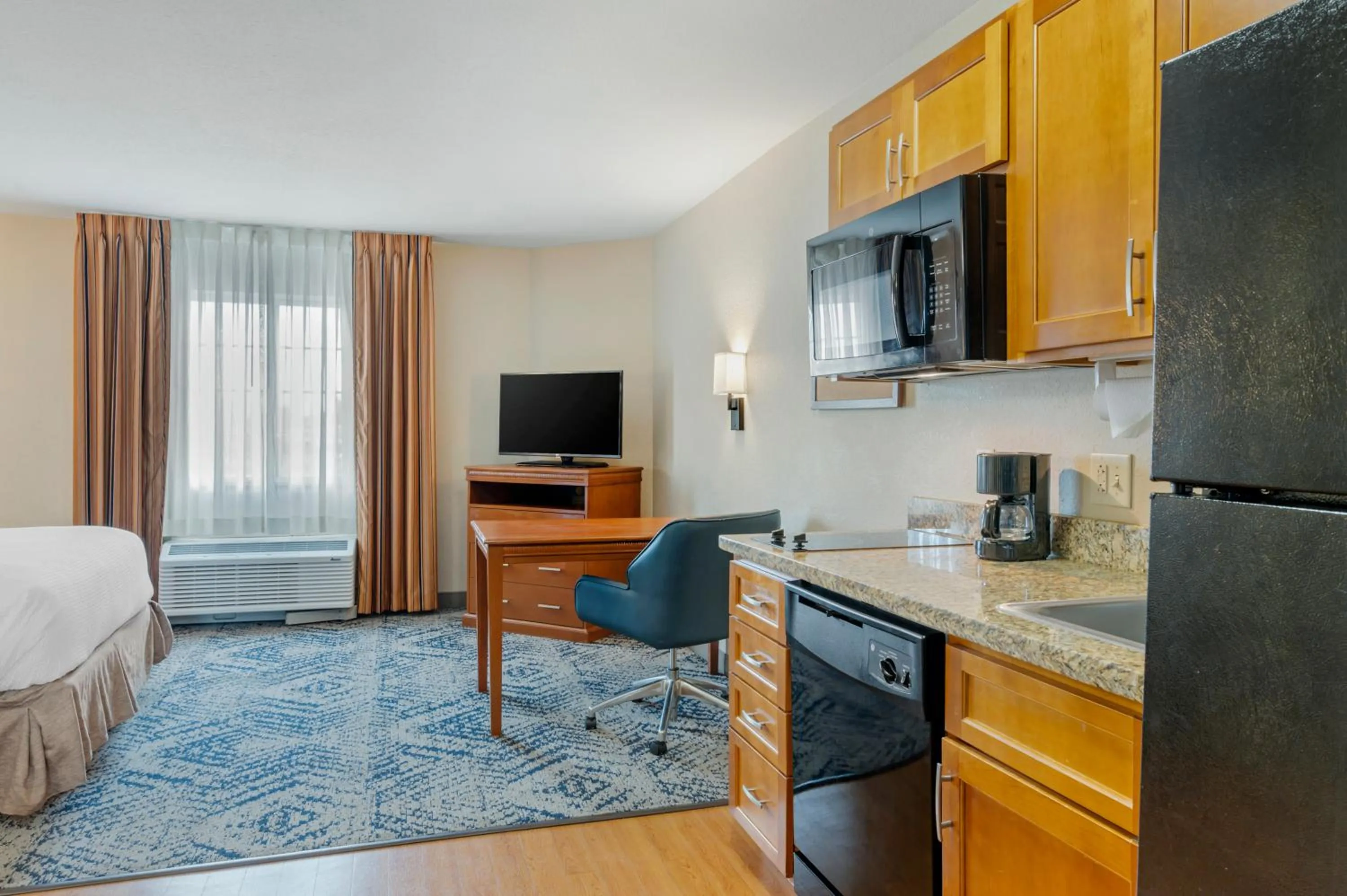Kitchen or kitchenette, Bed in Candlewood Suites Indianapolis East by IHG