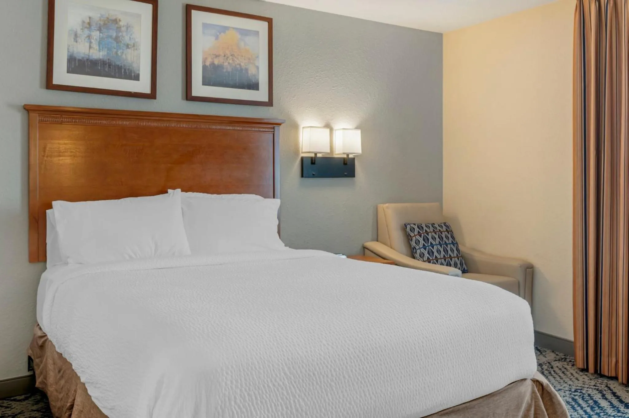 Photo of the whole room, Bed in Candlewood Suites Indianapolis East by IHG