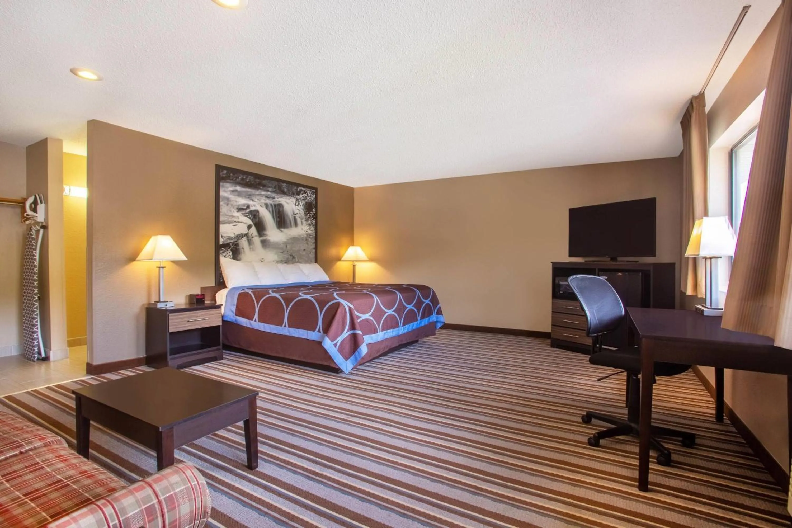 Photo of the whole room, Bed in Super 8 by Wyndham Elkins