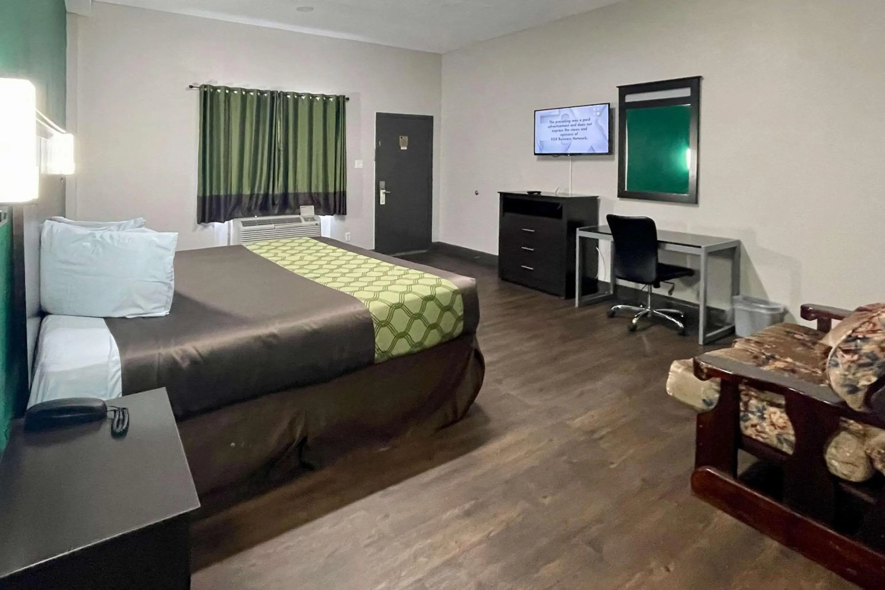 Bedroom, Bed in Rodeway Inn Georgetown