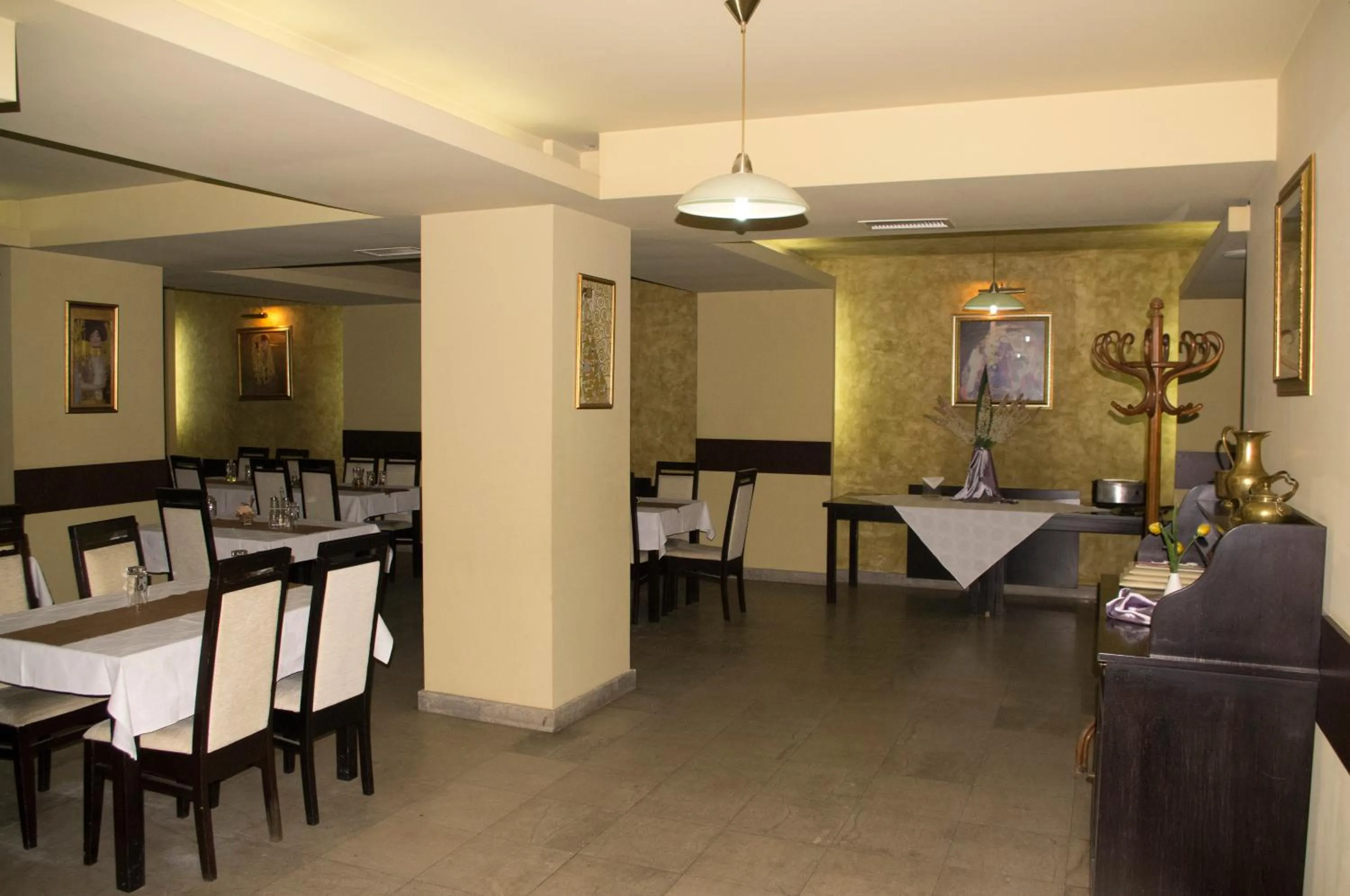 Restaurant/places to eat in Hotel Seven