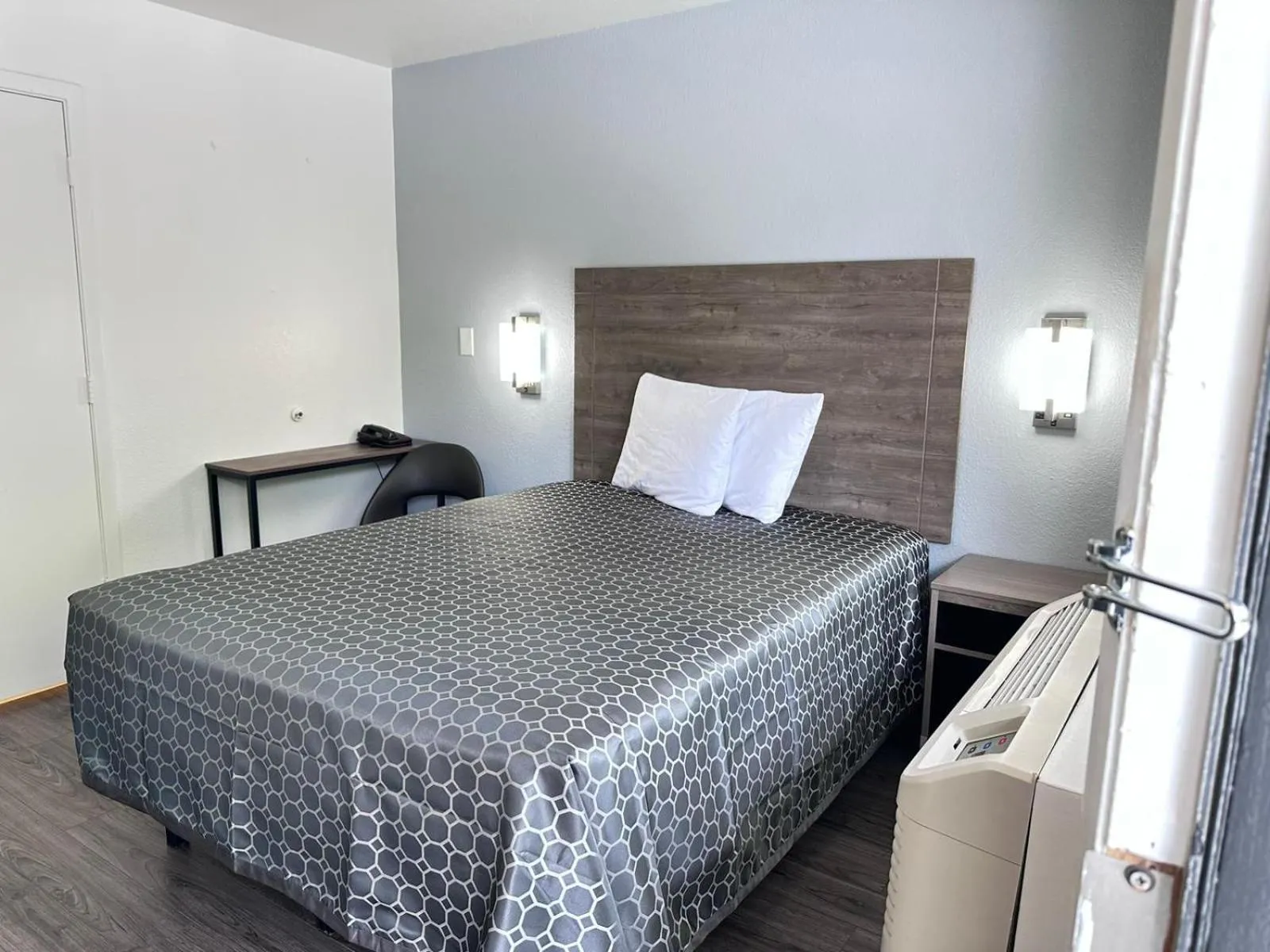Bed in Masters Inn Atlanta - Doraville at I-85 & 285
