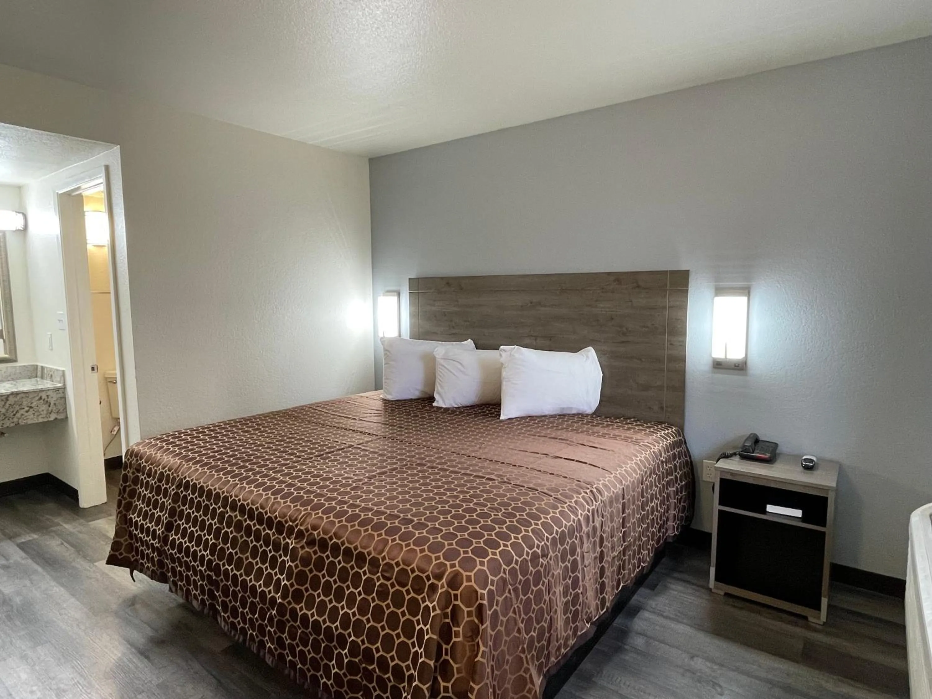 Bed in Masters Inn Atlanta - Doraville at I-85 & 285