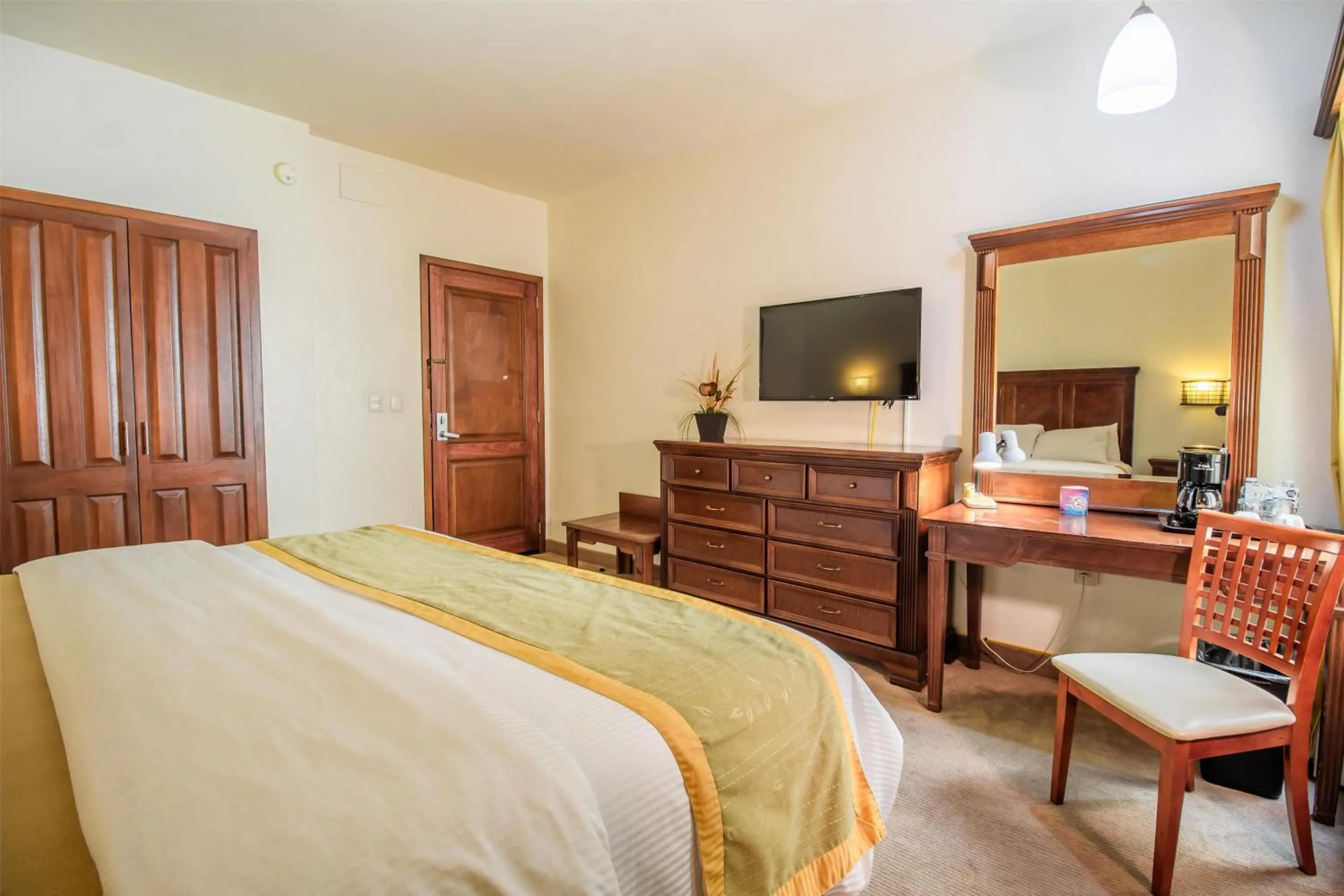 Bedroom, Bed in Hecthorny San Carlos Tequisquiapan, BW Signature Collection