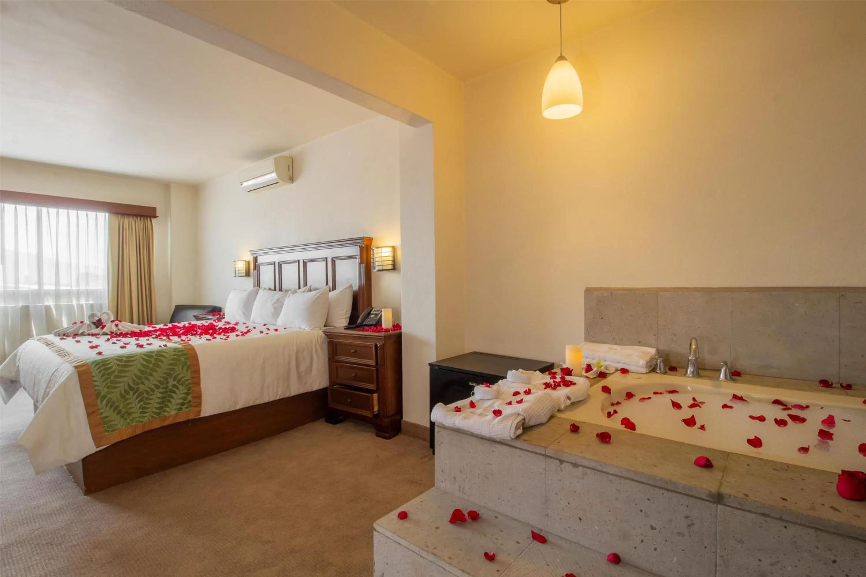 Photo of the whole room, Bed in Hecthorny San Carlos Tequisquiapan, BW Signature Collection