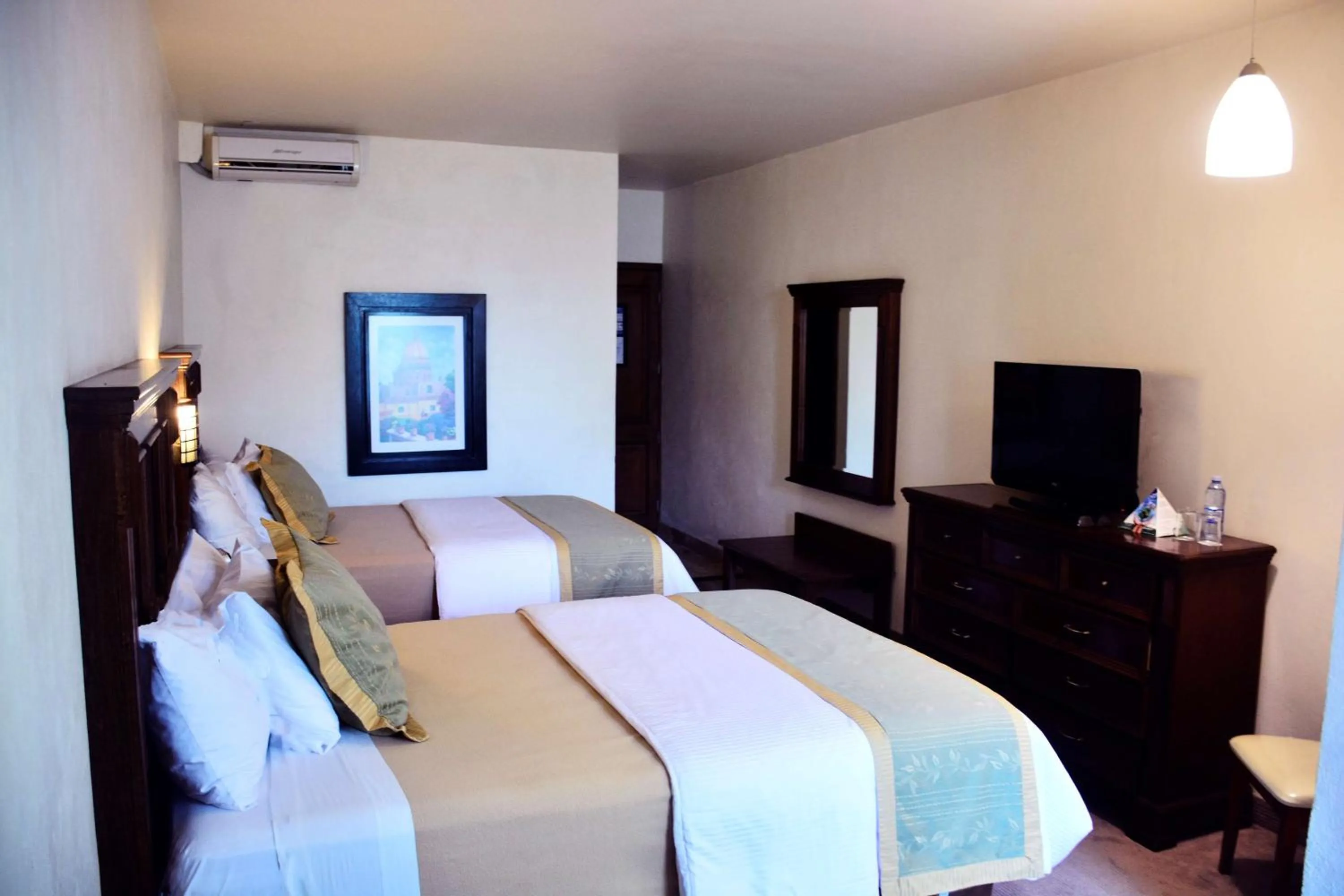 Photo of the whole room, Bed in Hotel San Carlos Tequisquiapan