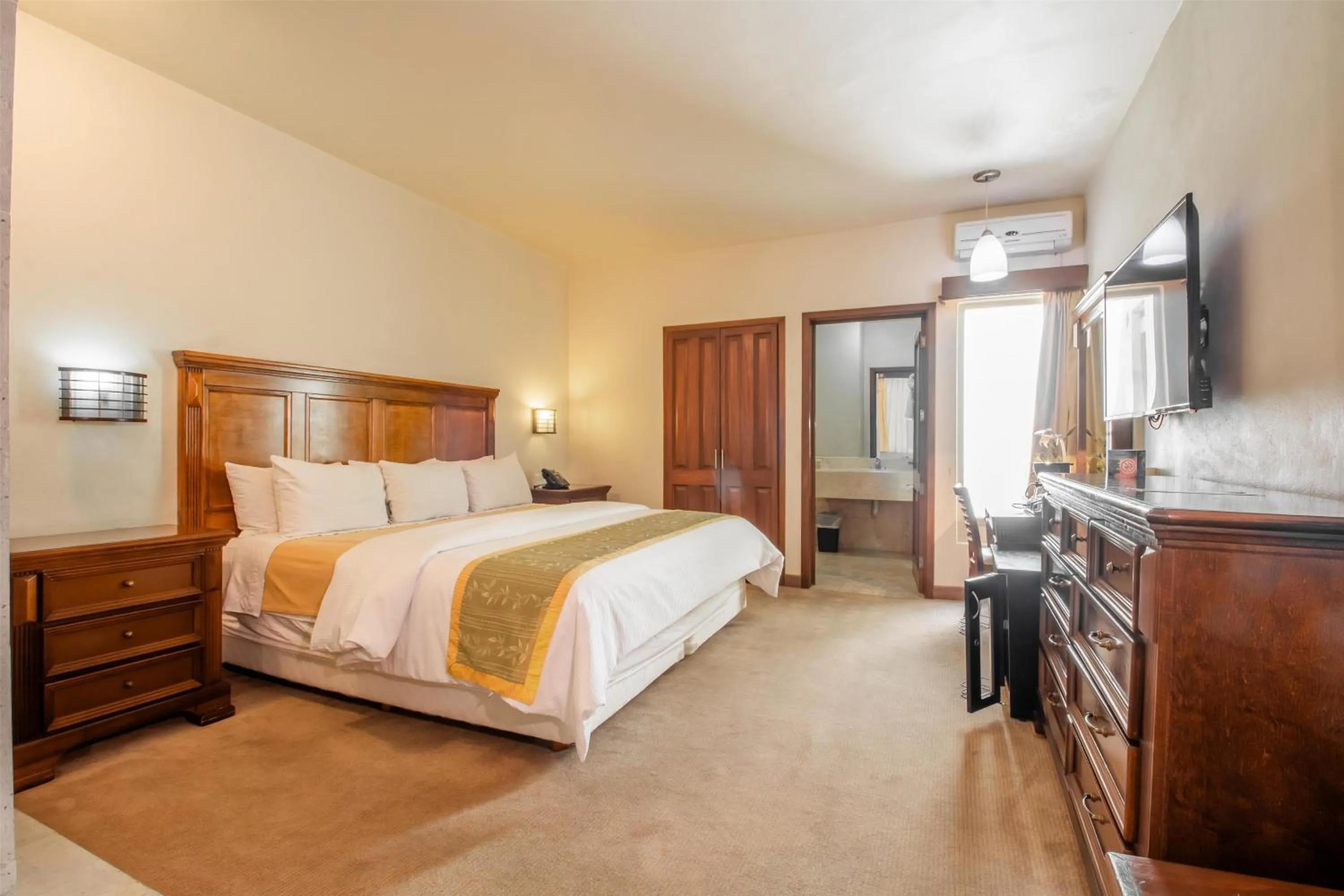 Photo of the whole room, Bed in Hecthorny San Carlos Tequisquiapan, BW Signature Collection