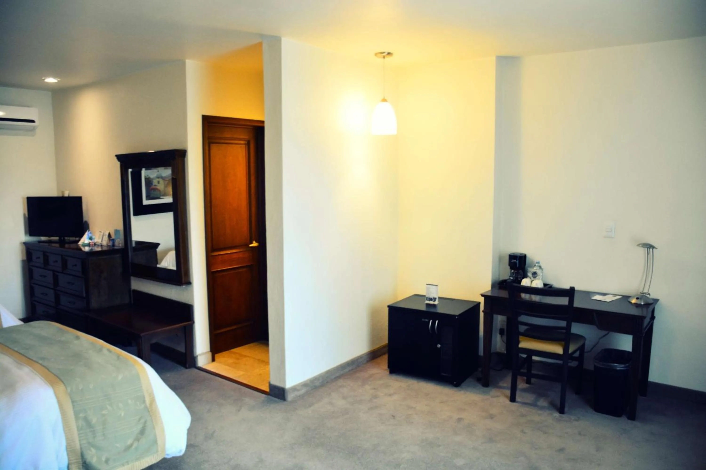 Photo of the whole room, Bed in Hotel San Carlos Tequisquiapan