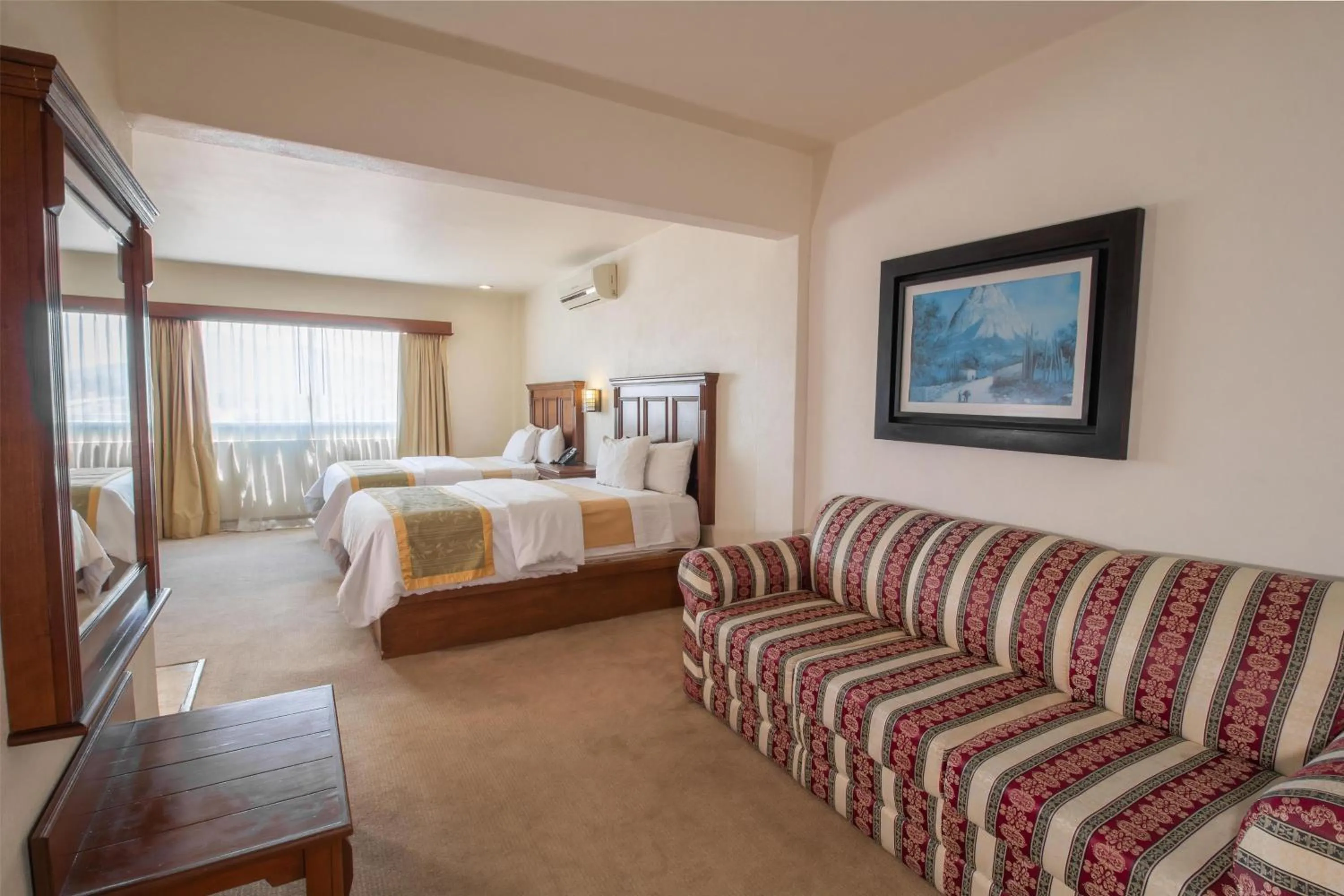 Photo of the whole room, Bed in Hecthorny San Carlos Tequisquiapan, BW Signature Collection