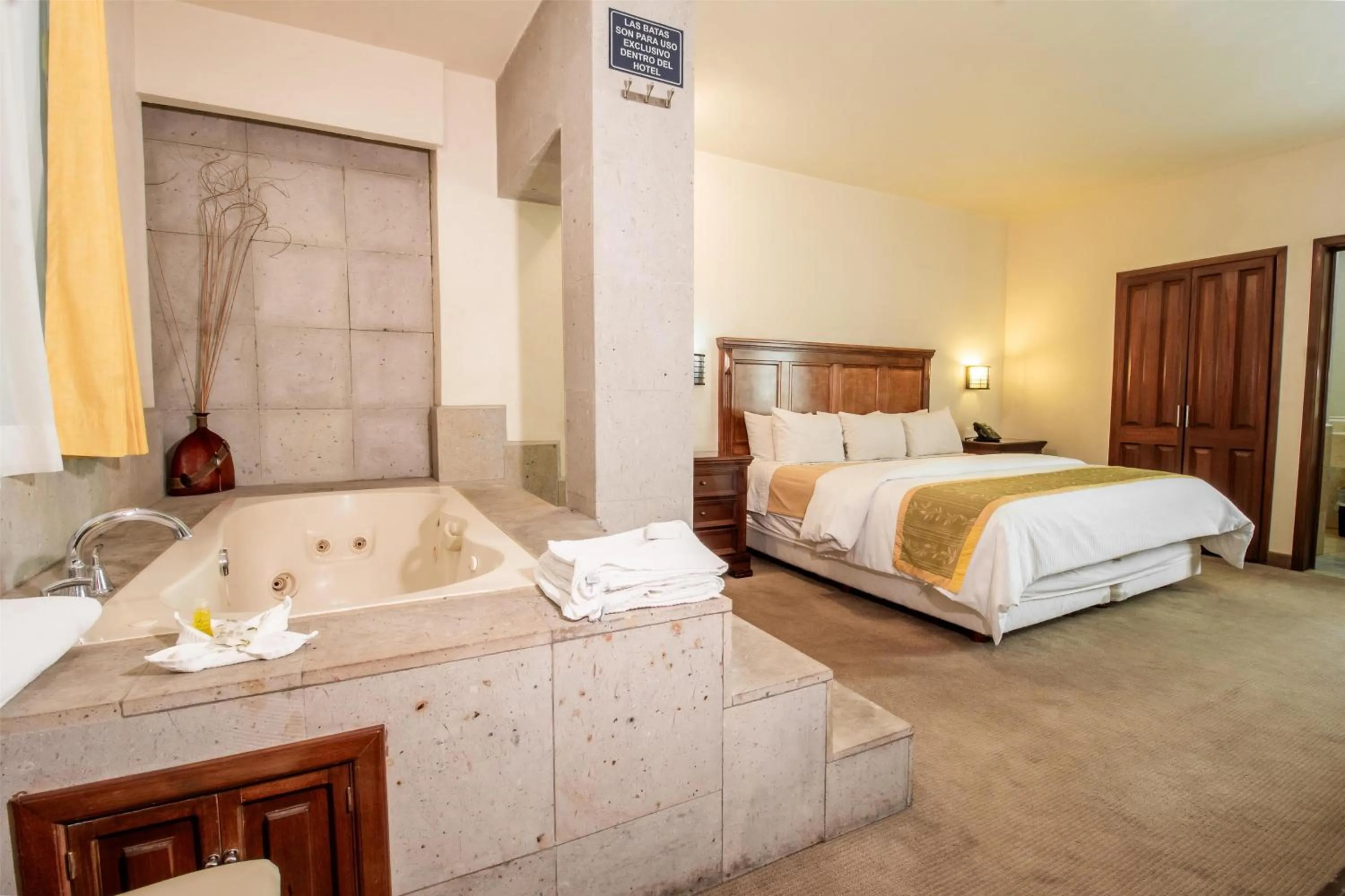 Photo of the whole room, Bed in Hecthorny San Carlos Tequisquiapan, BW Signature Collection