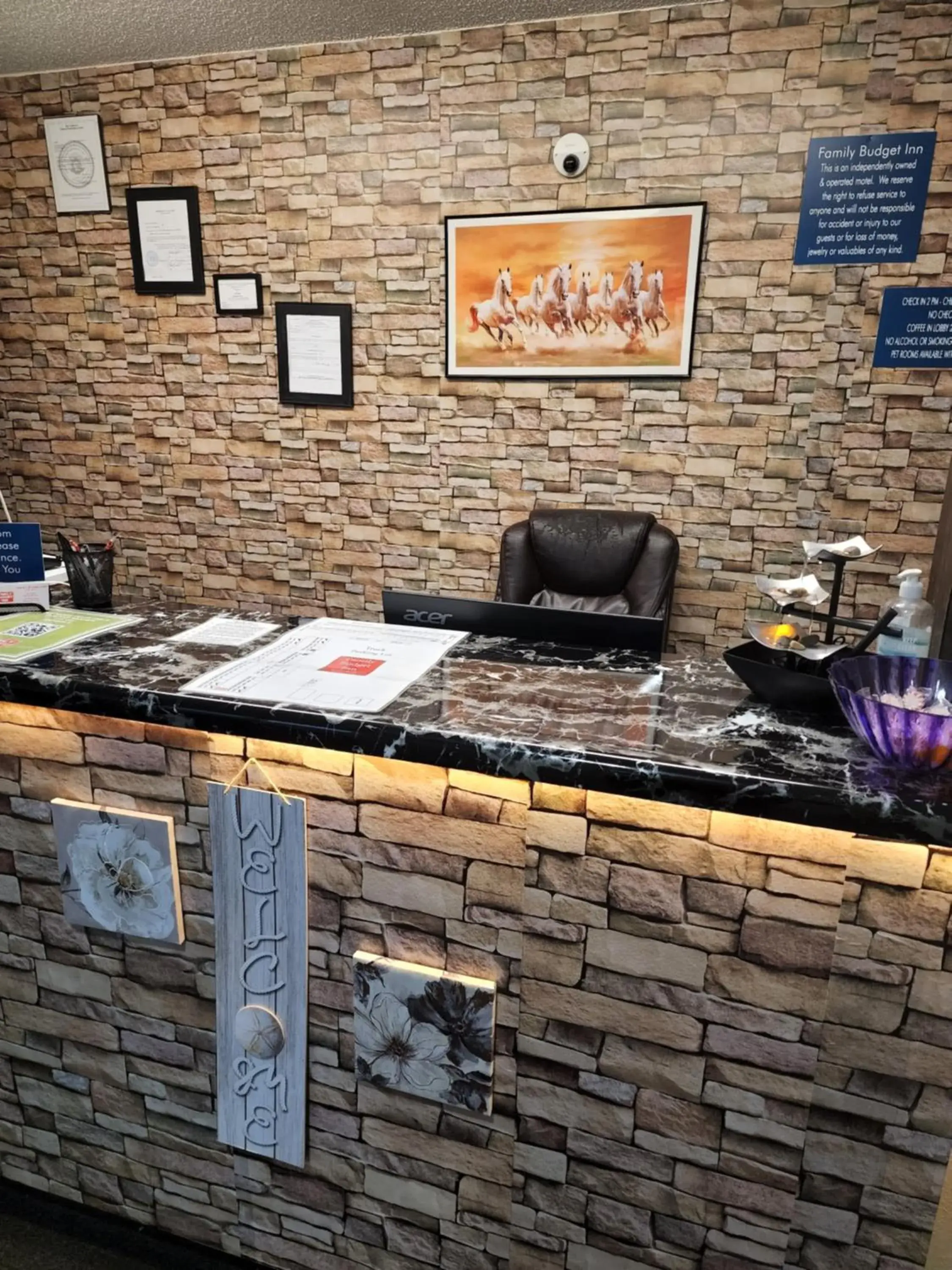 Property building in Family Budget Inn Property building in Family Budget Inn