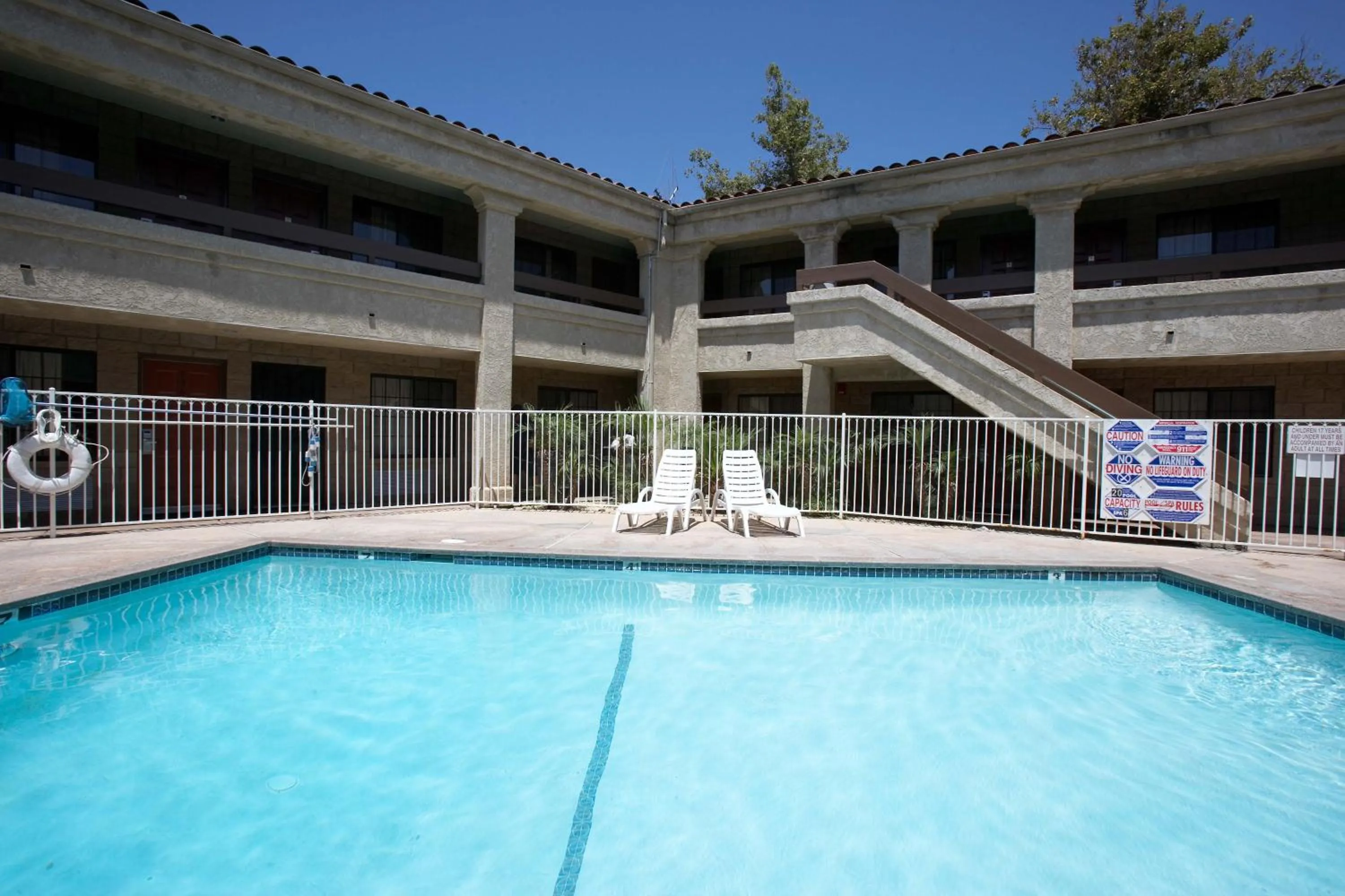 Swimming pool in Premier Inns Thousand Oaks