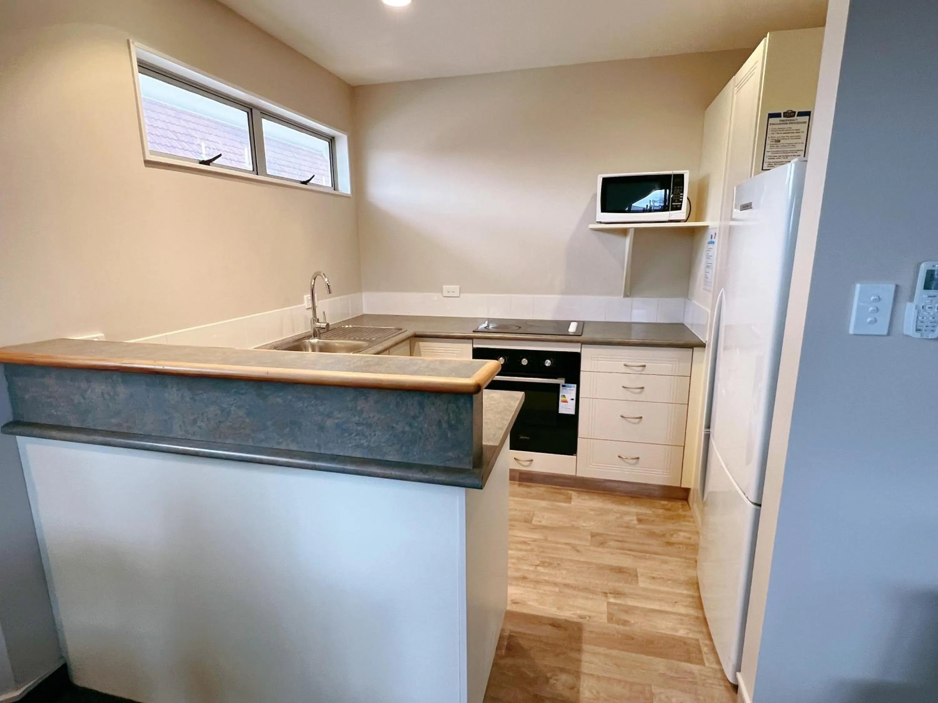 kitchen in Barclay Motel