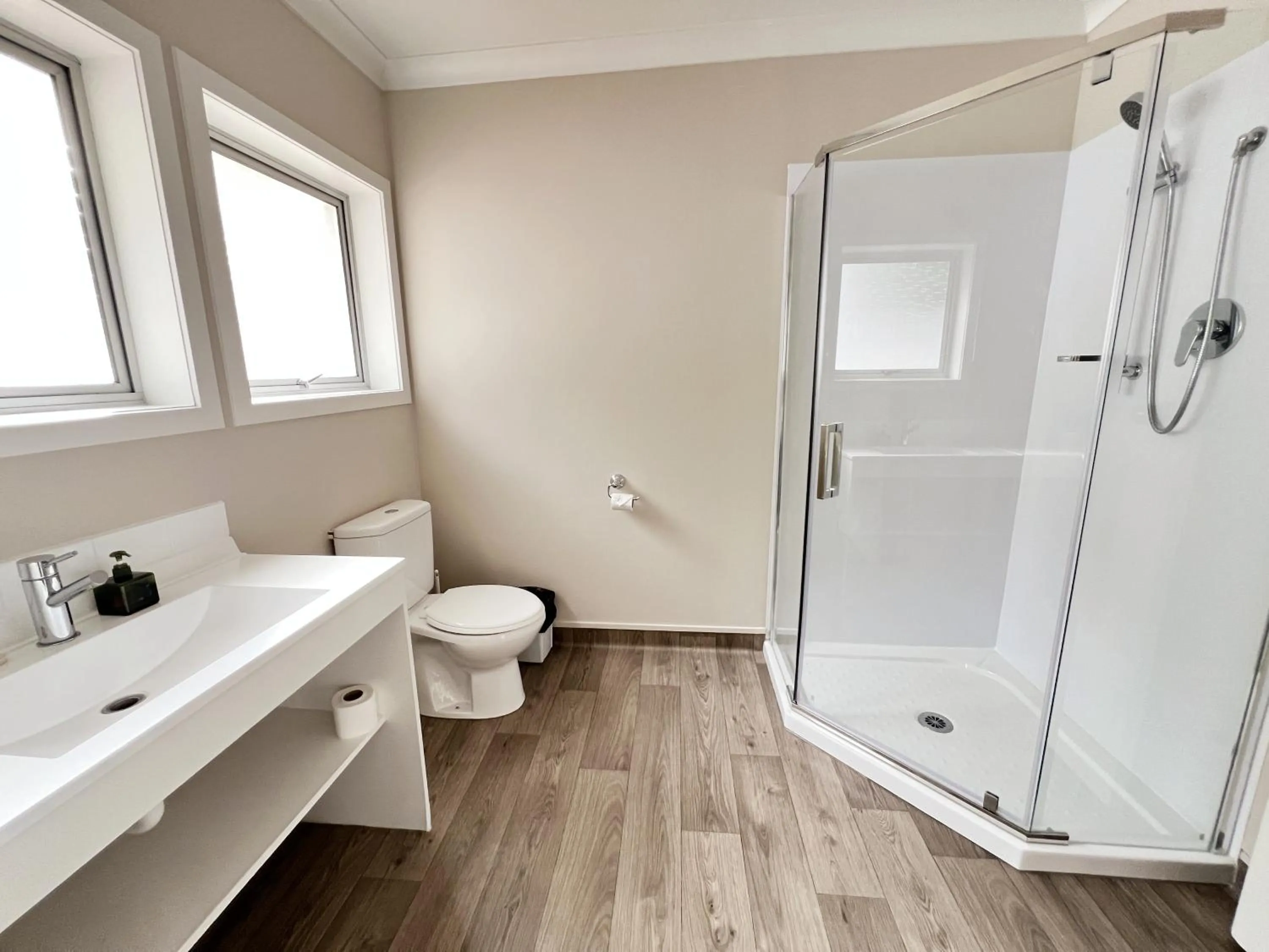 Bathroom in Barclay Motel