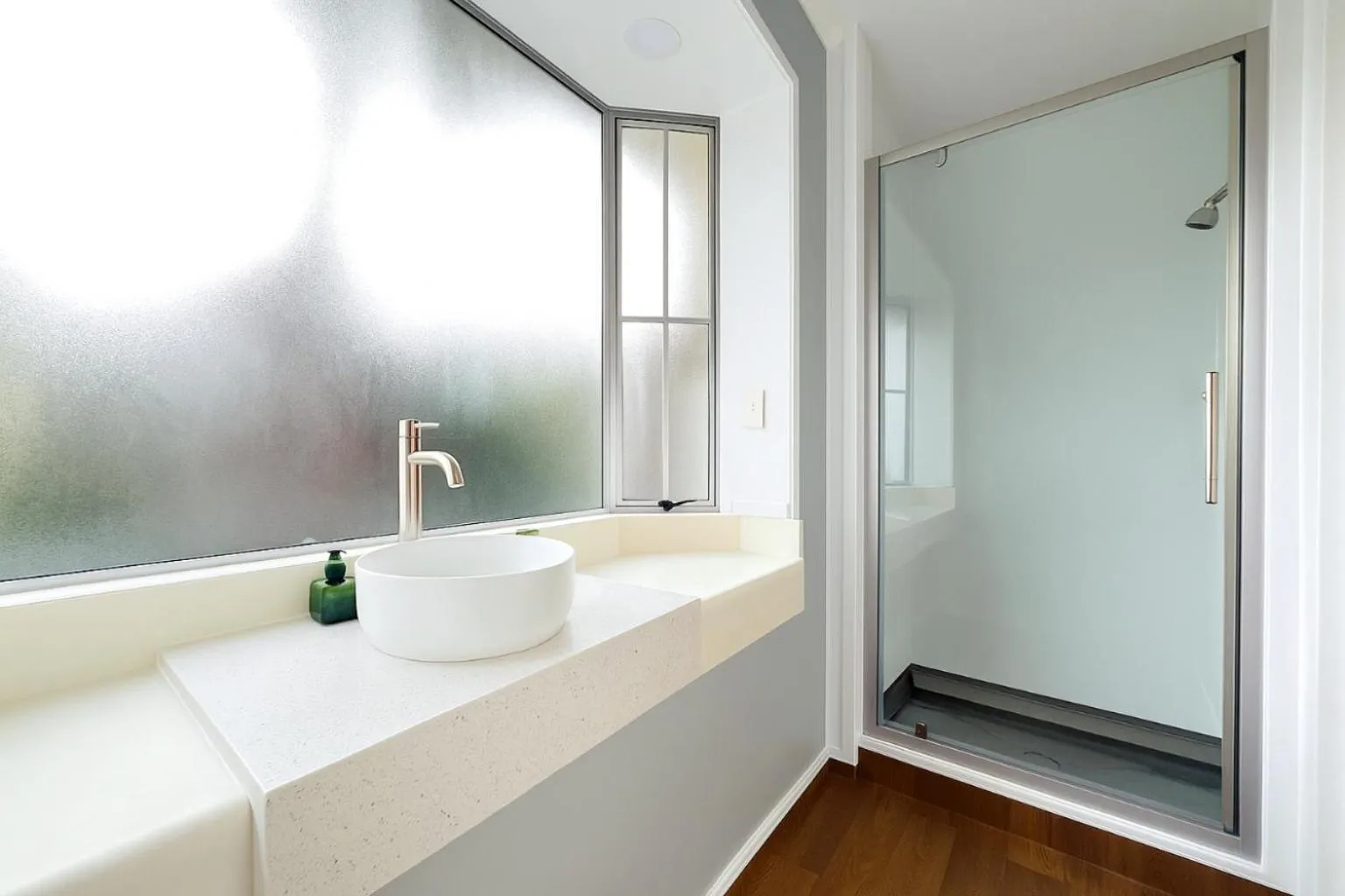 Shower in Barclay Motel