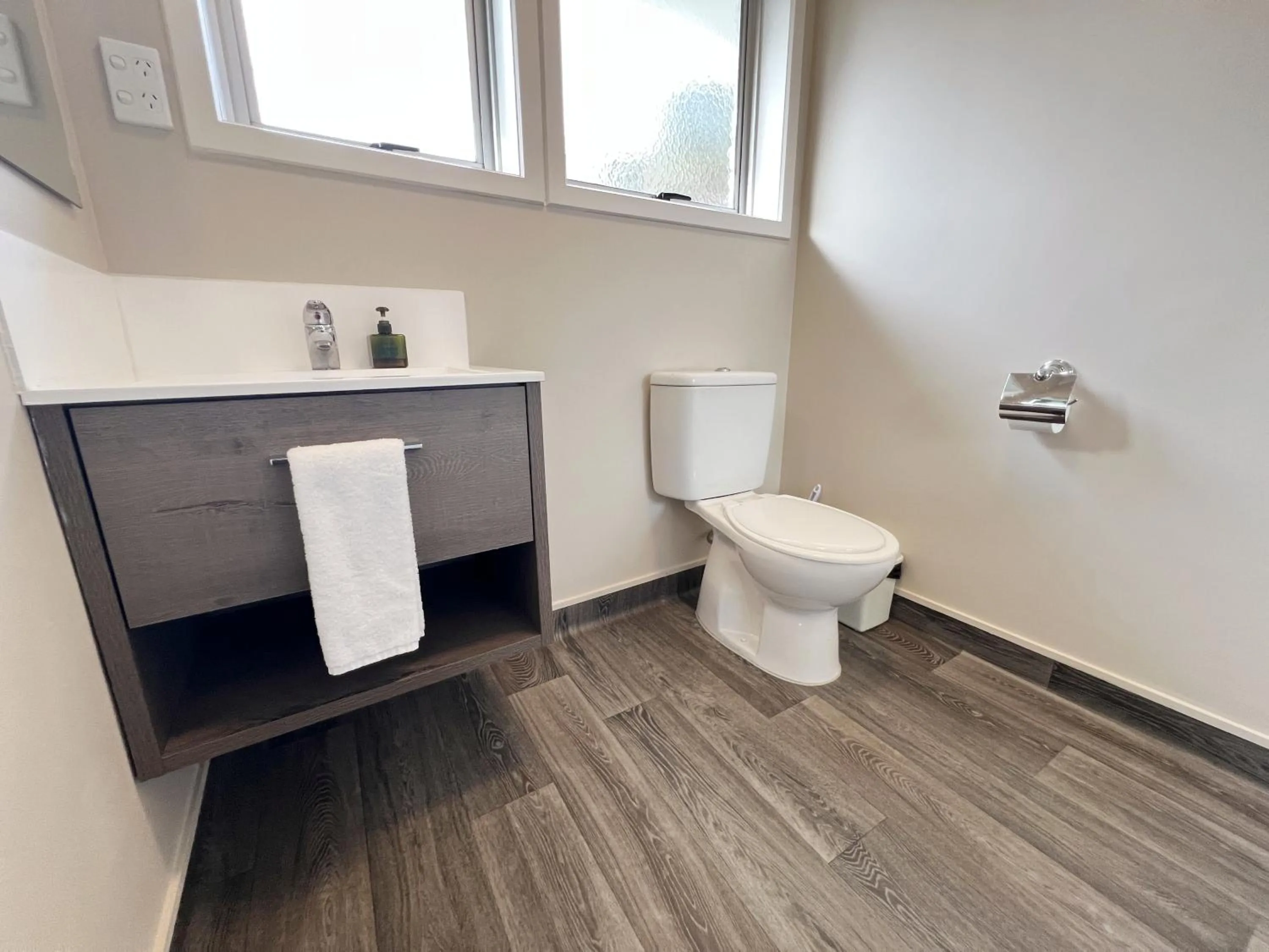 Bathroom in Barclay Motel