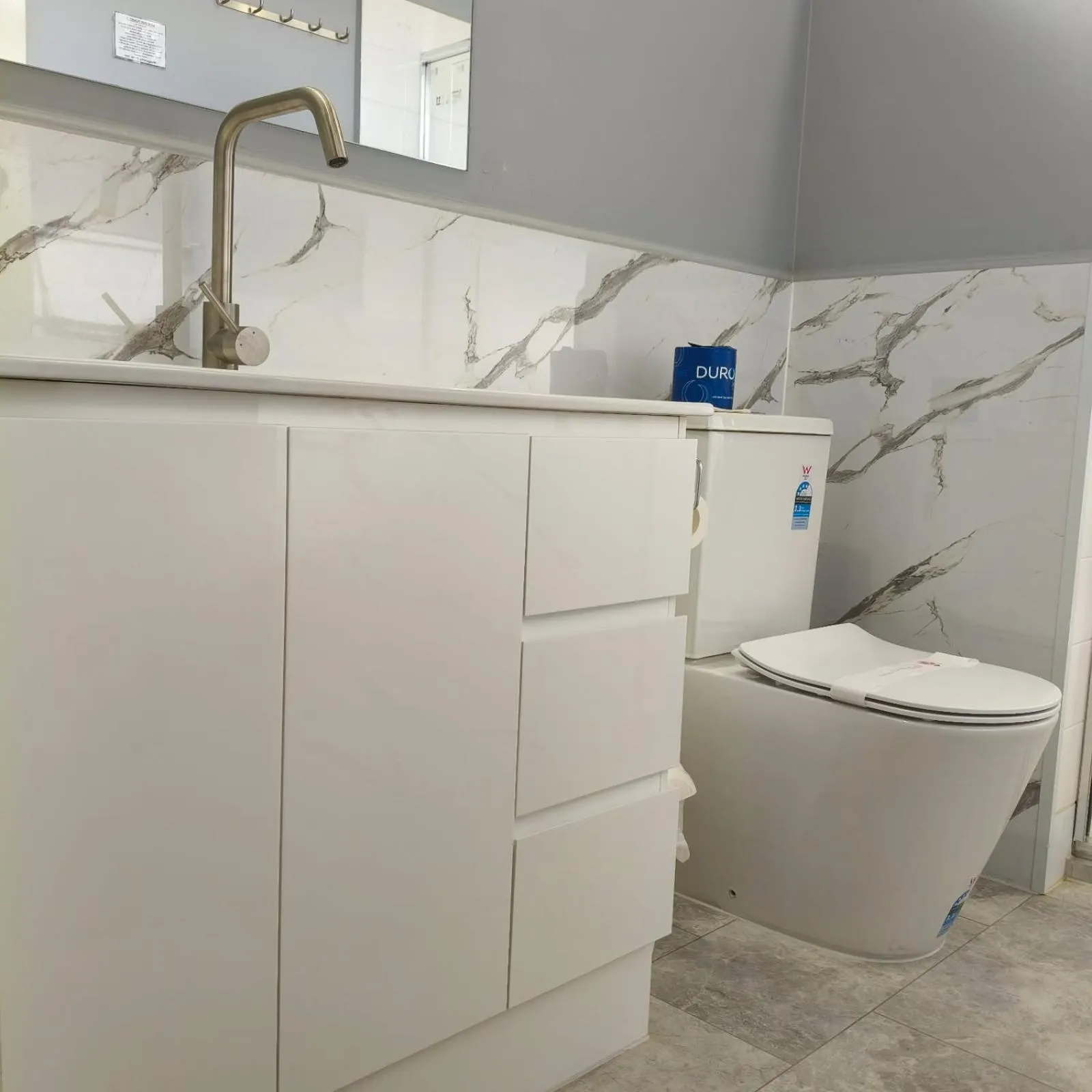 Bathroom in Wangaratta Motor Inn