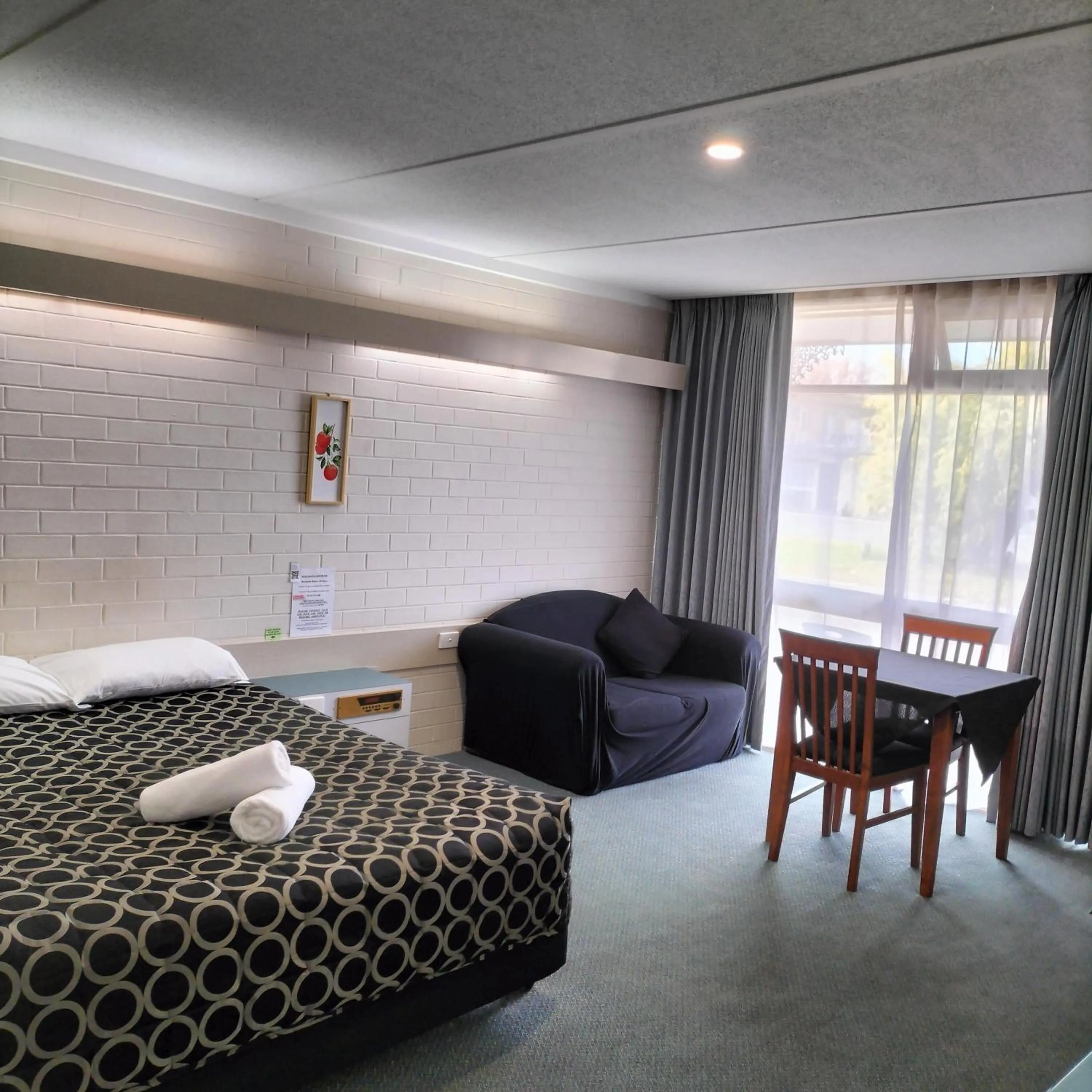 Bed in Wangaratta Motor Inn