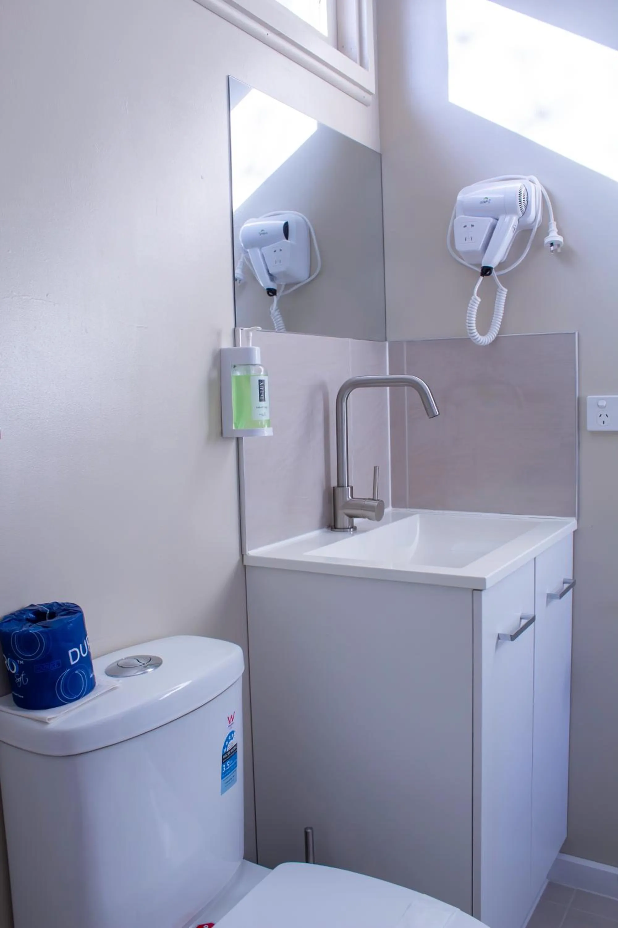 Bathroom in Wangaratta Motor Inn