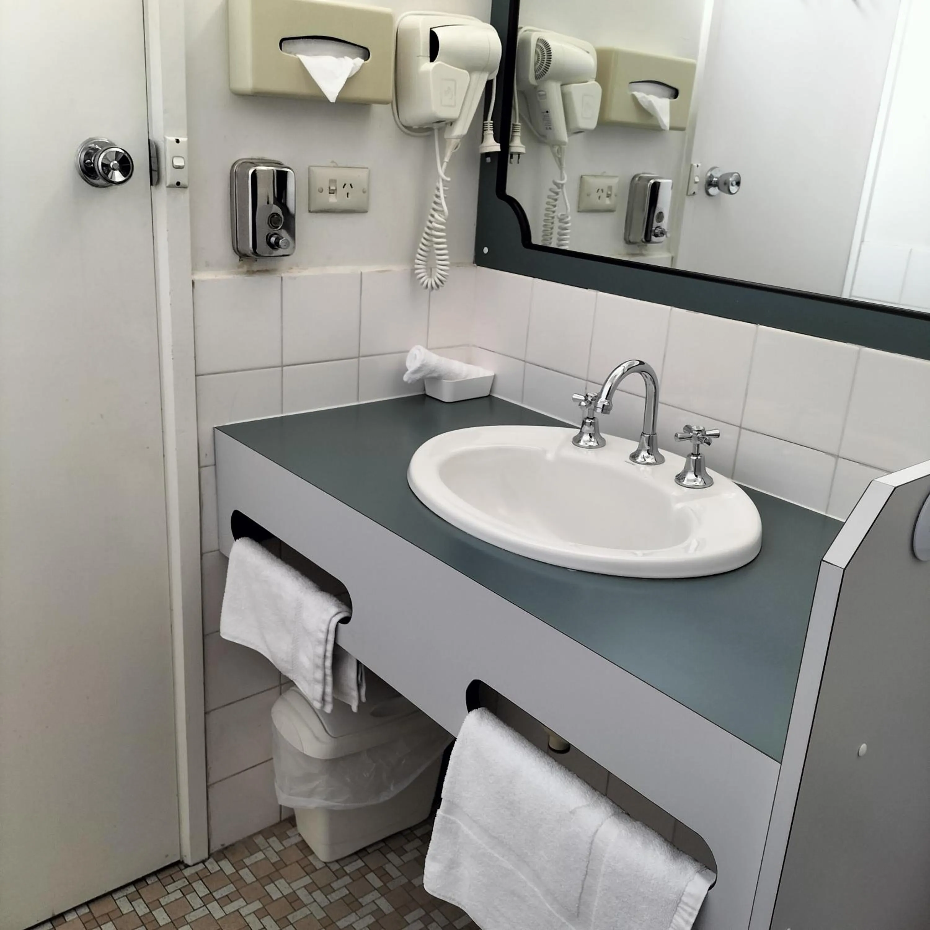 Bathroom in Wangaratta Motor Inn