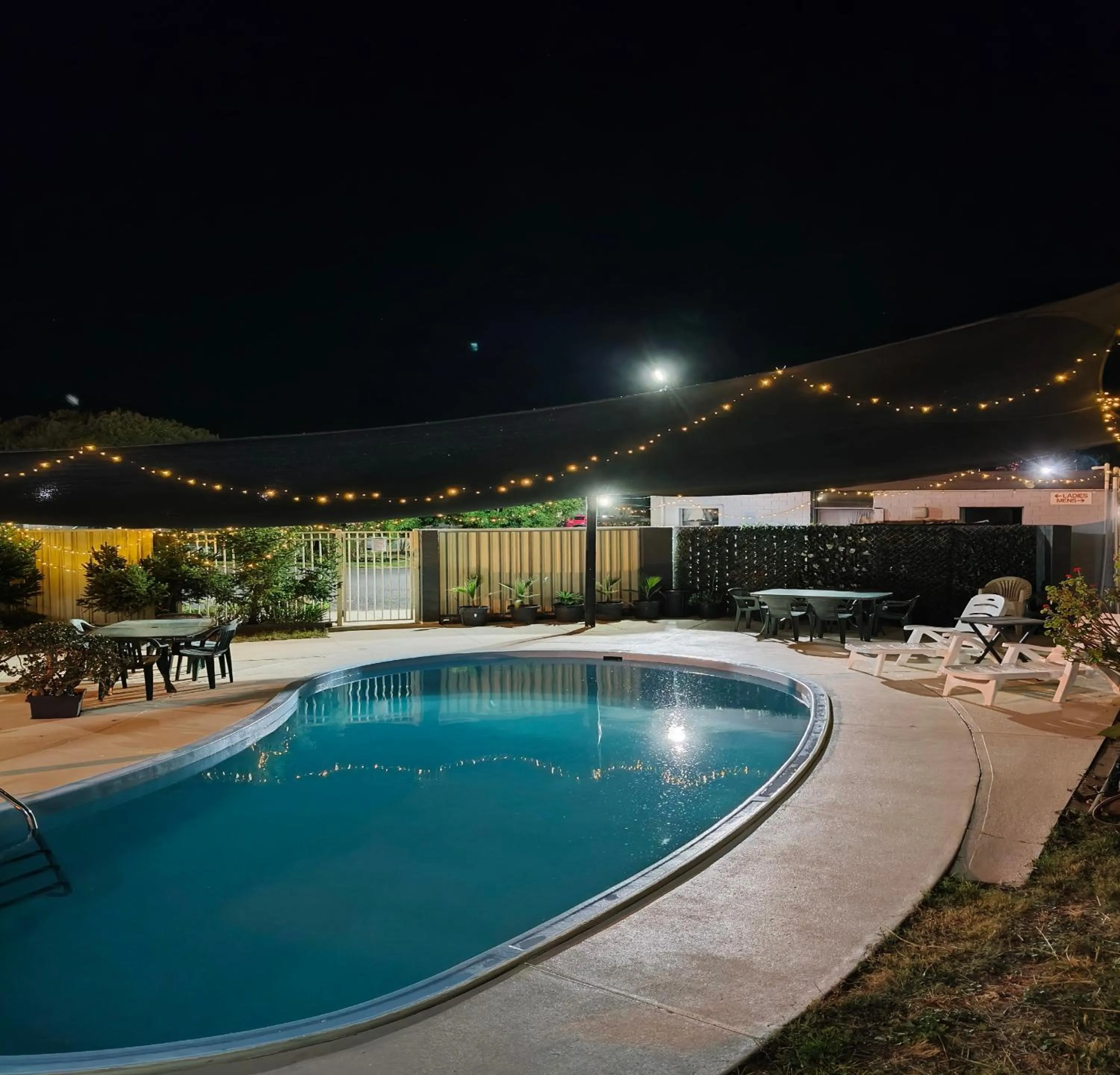 Swimming pool in Wangaratta Motor Inn
