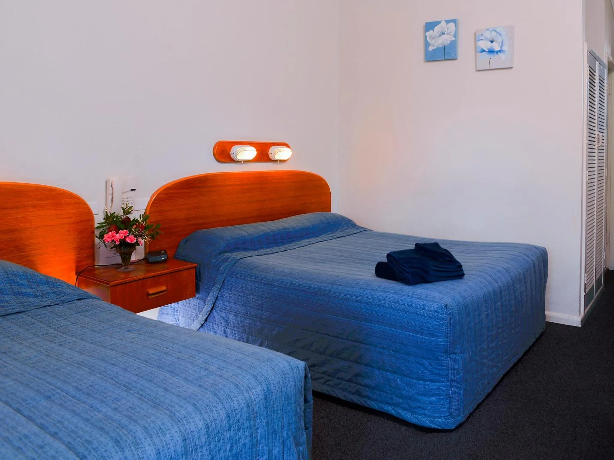 Photo of the whole room, Bed in Rest Point Motor Inn