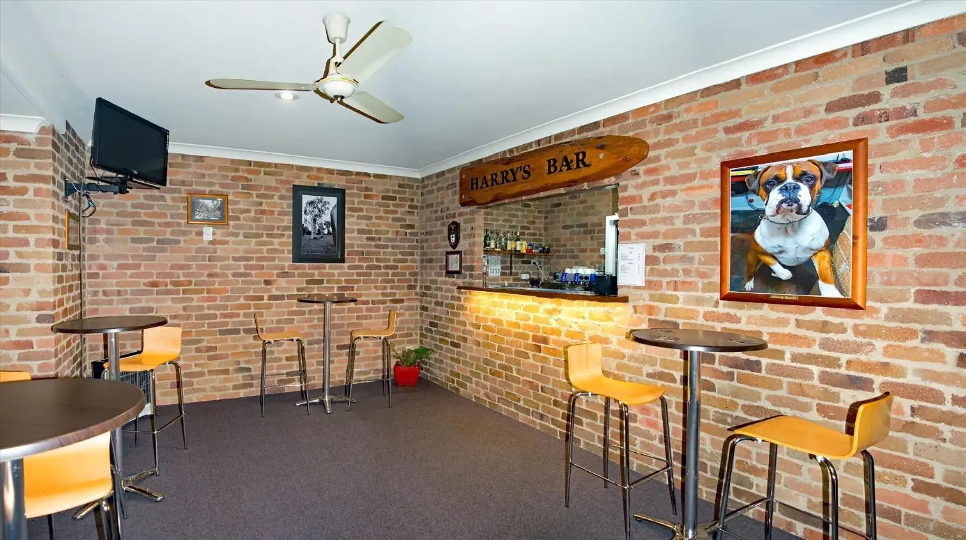 Lounge or bar in Rest Point Motor Inn Lounge or bar in Rest Point Motor Inn
