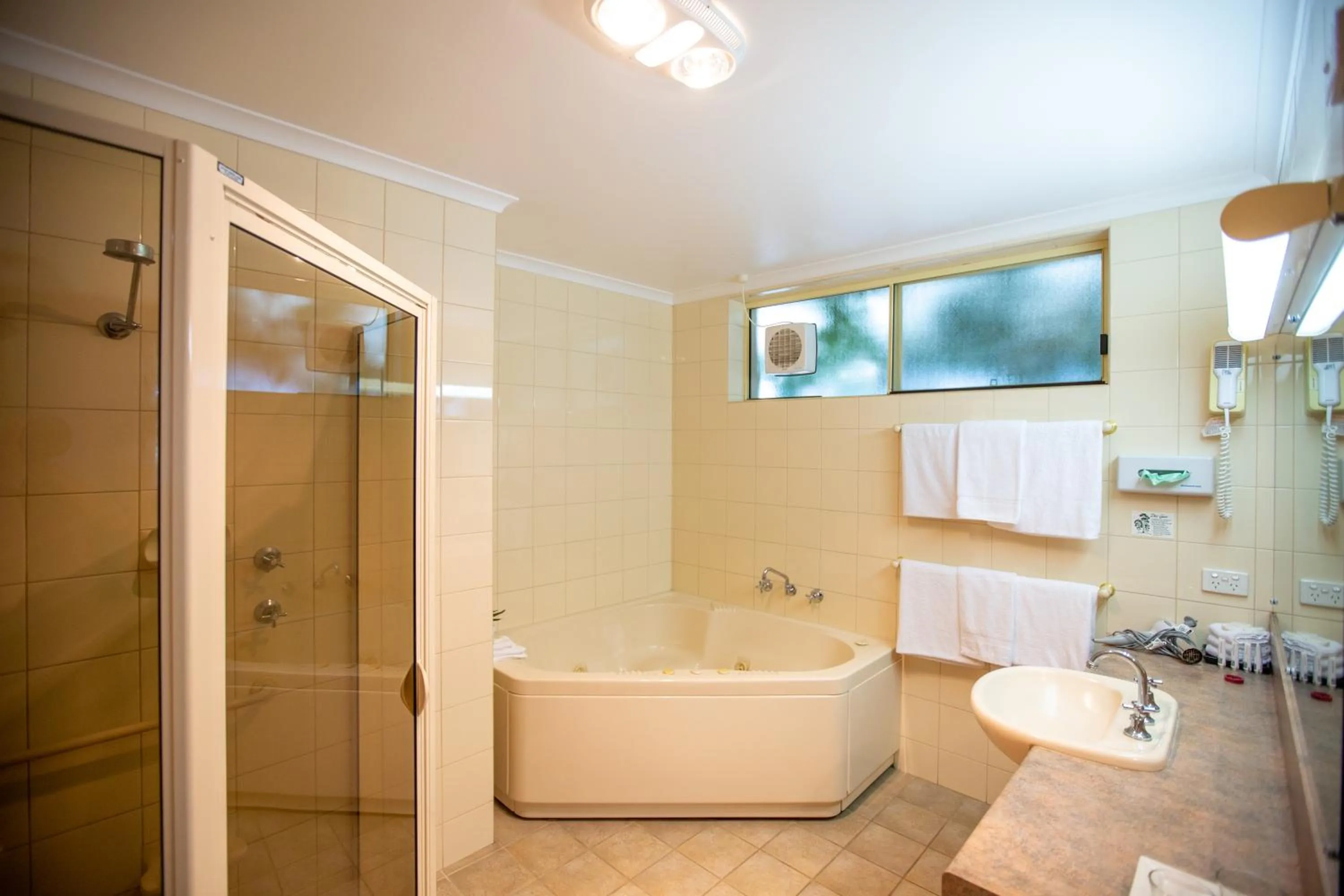 Bathroom in Lakeview Motel and Apartments