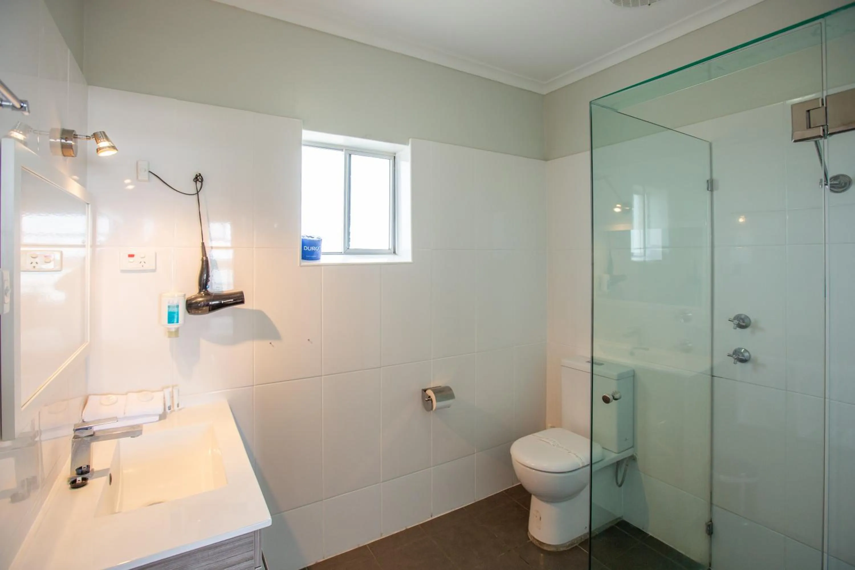 Bathroom in Lakeview Motel and Apartments