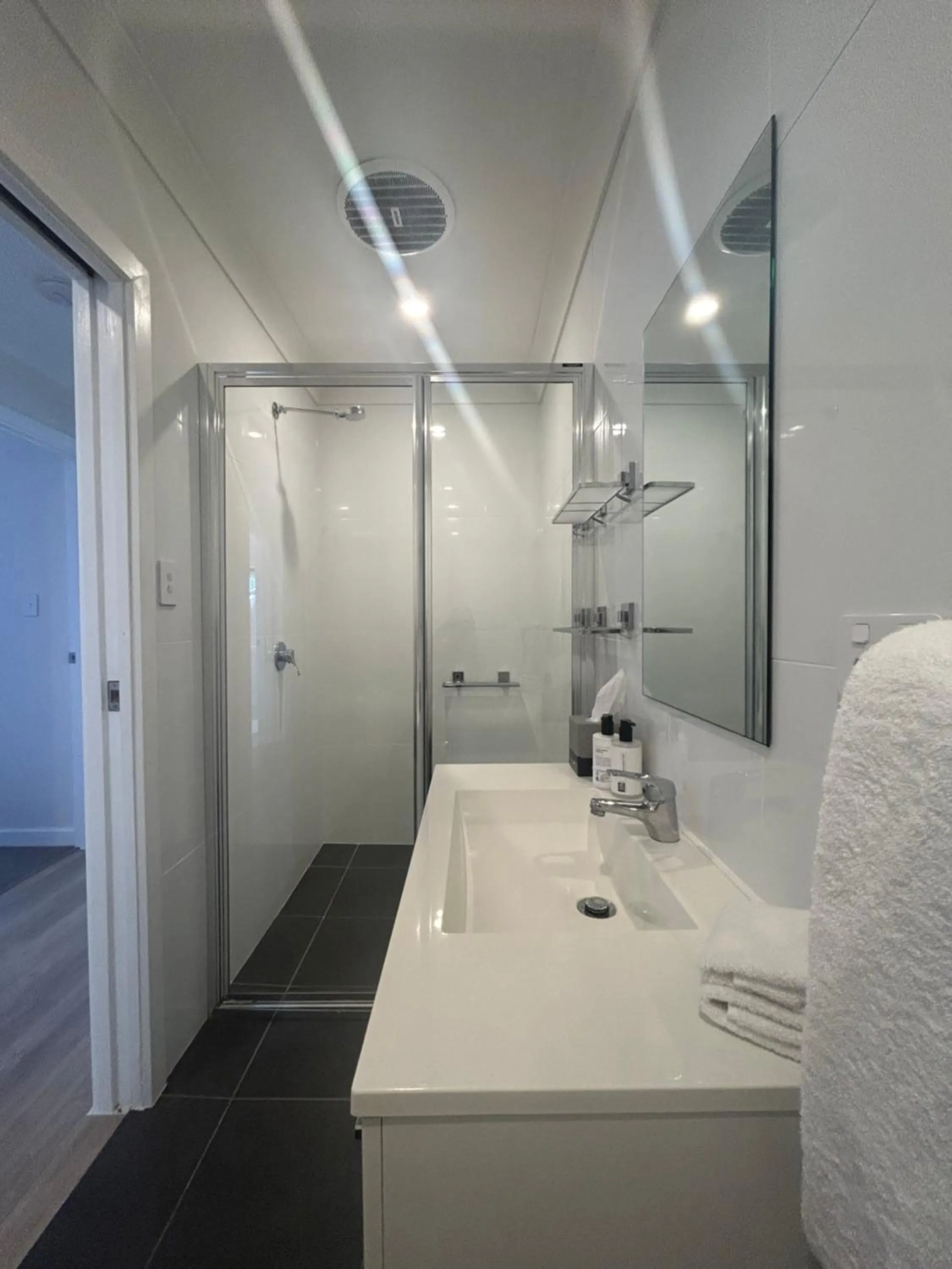 Shower in Lakeview Motel and Apartments