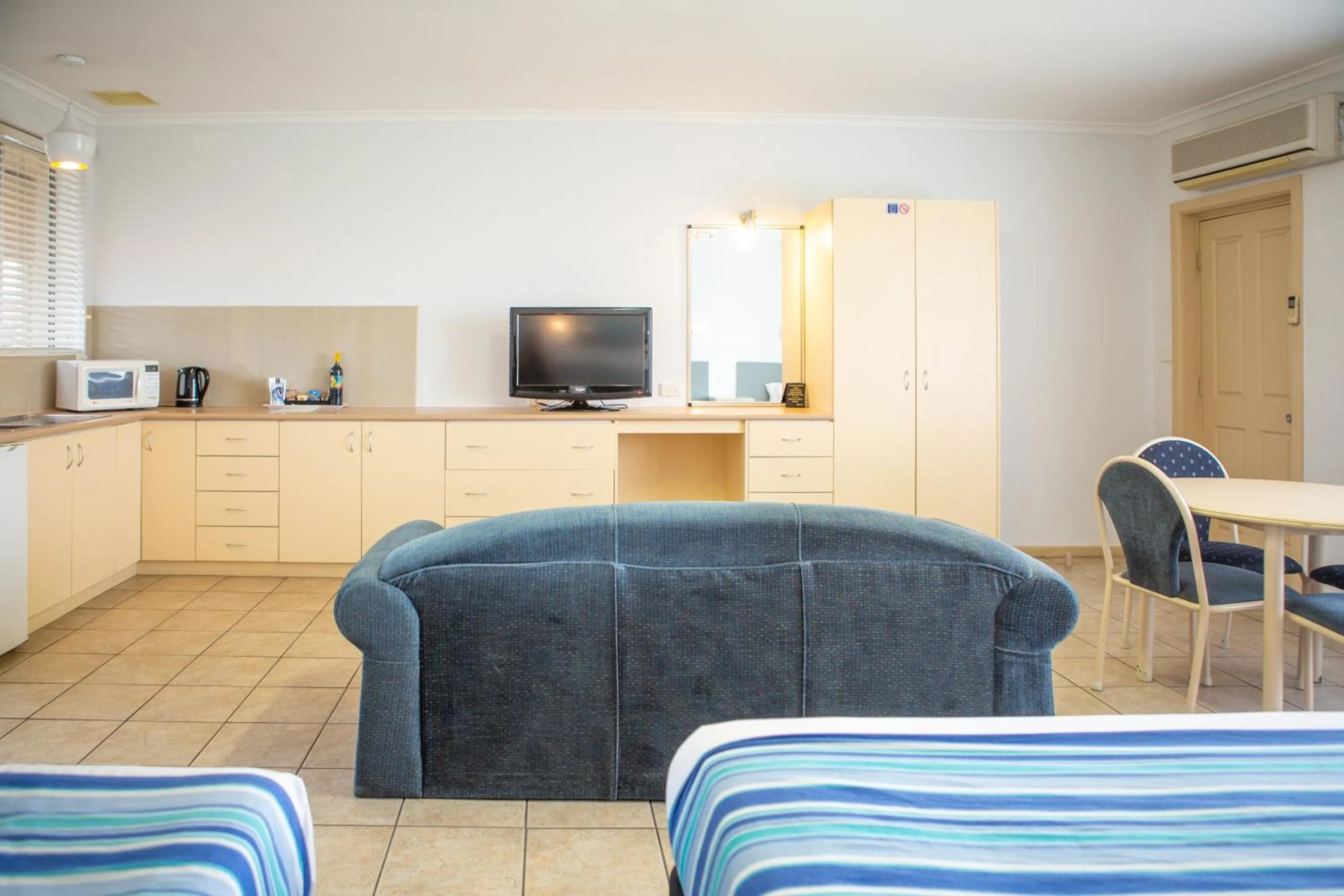 Living room in Lakeview Motel and Apartments