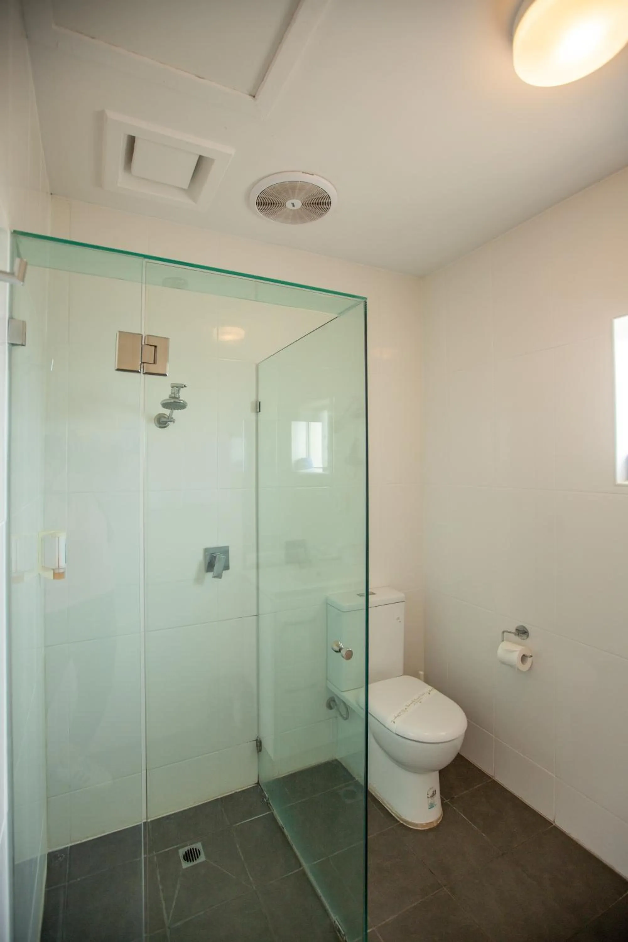 Bathroom in Lakeview Motel and Apartments