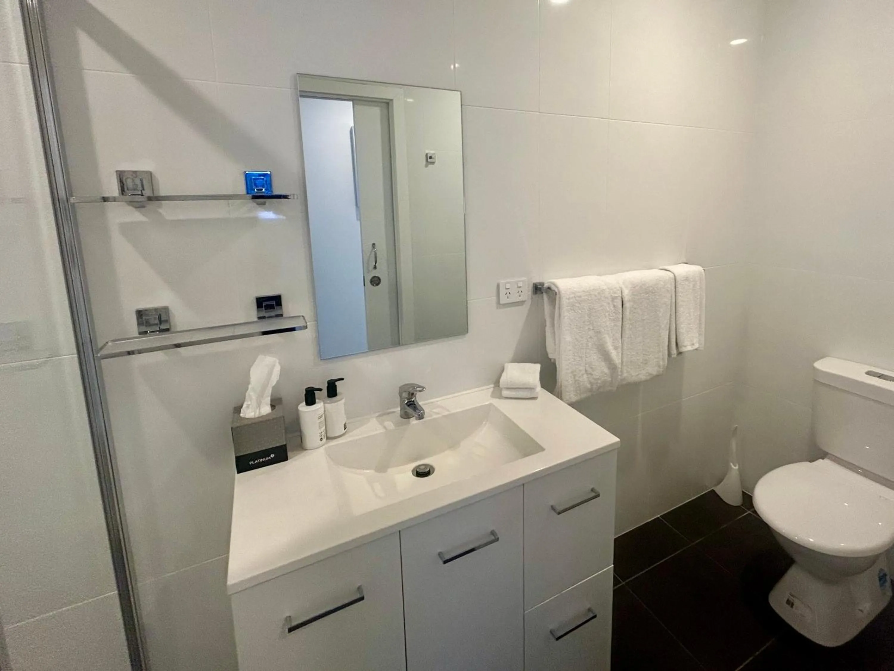 Shower in Lakeview Motel and Apartments