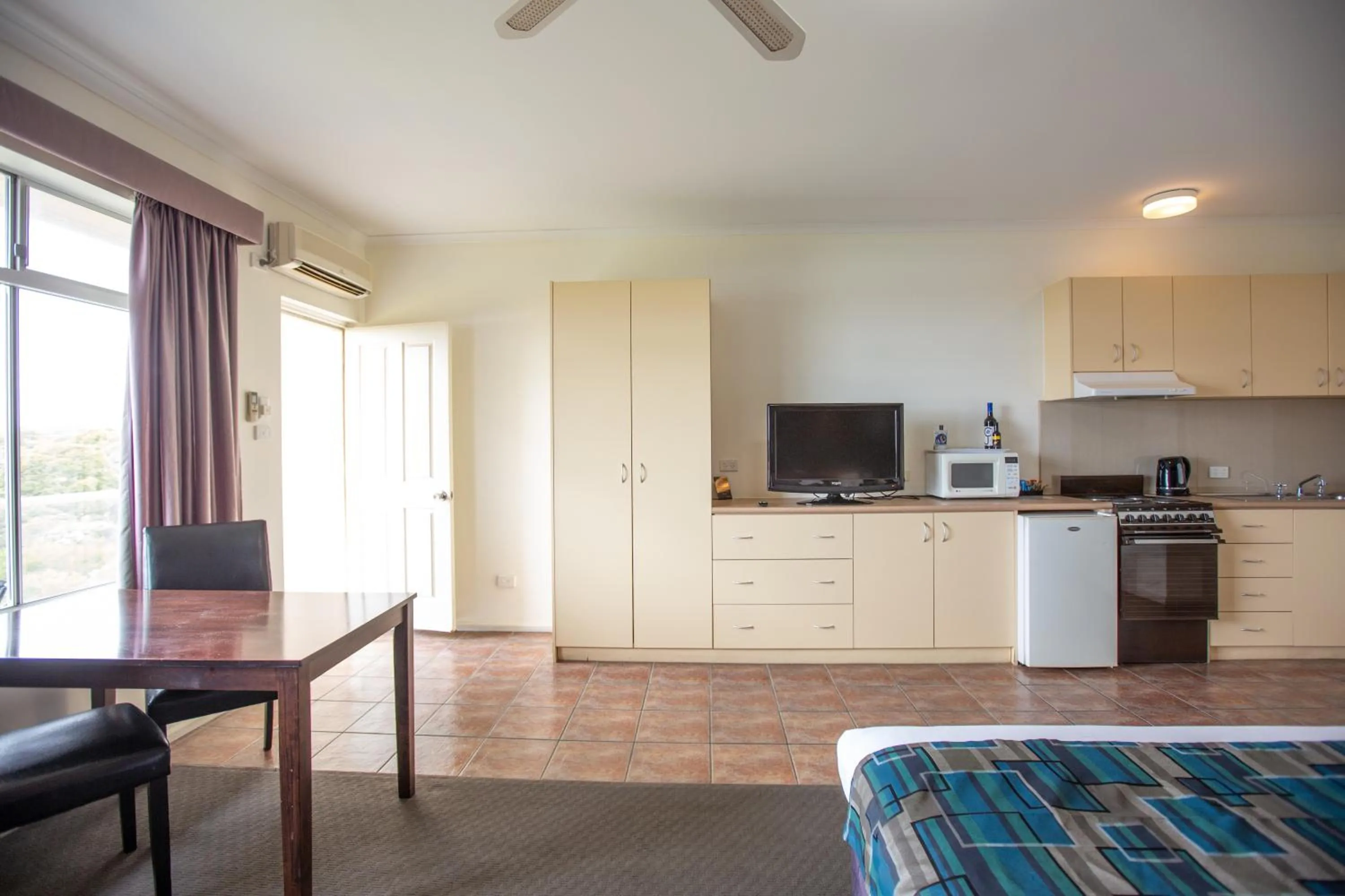 Living room in Lakeview Motel and Apartments