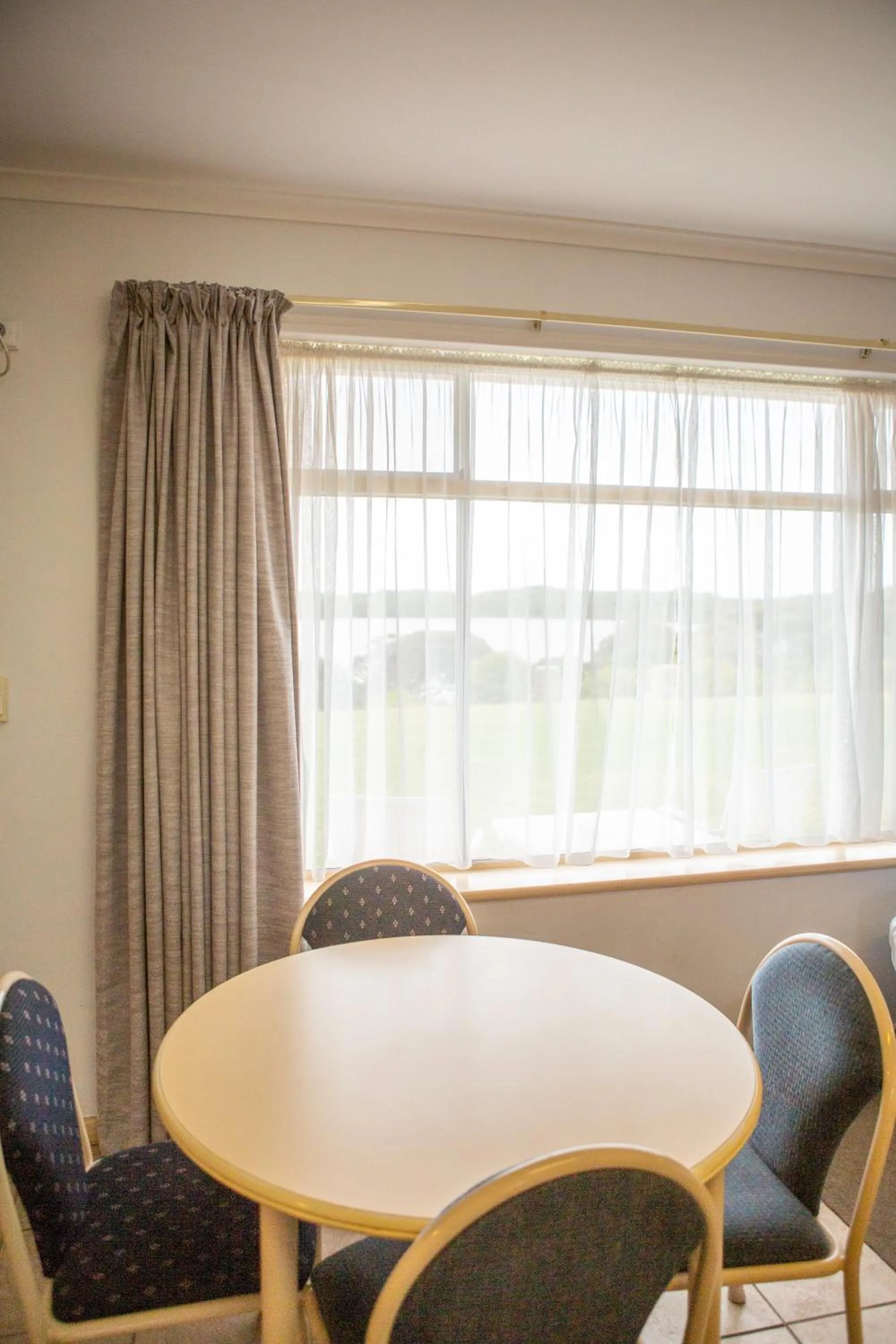 Seating area in Lakeview Motel and Apartments