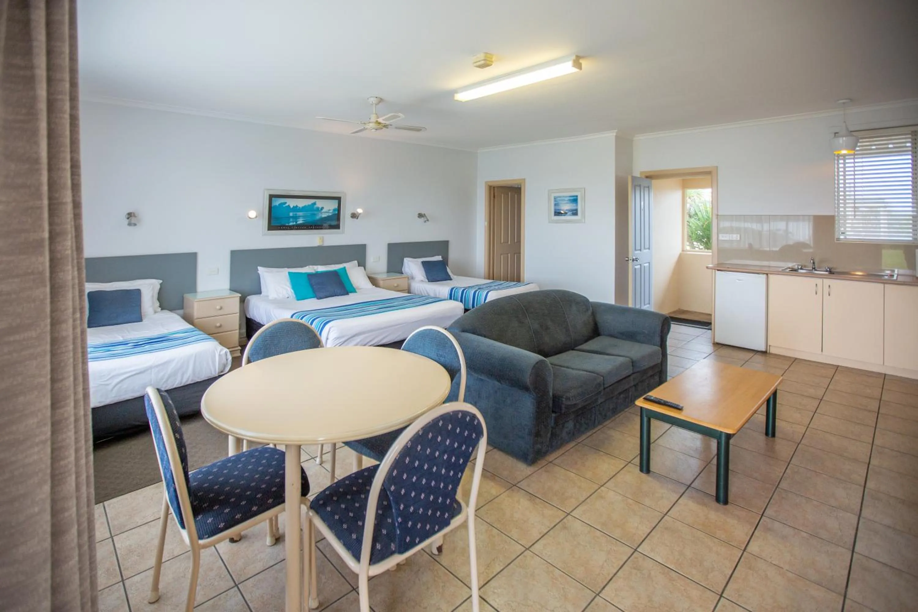 Living room in Lakeview Motel and Apartments