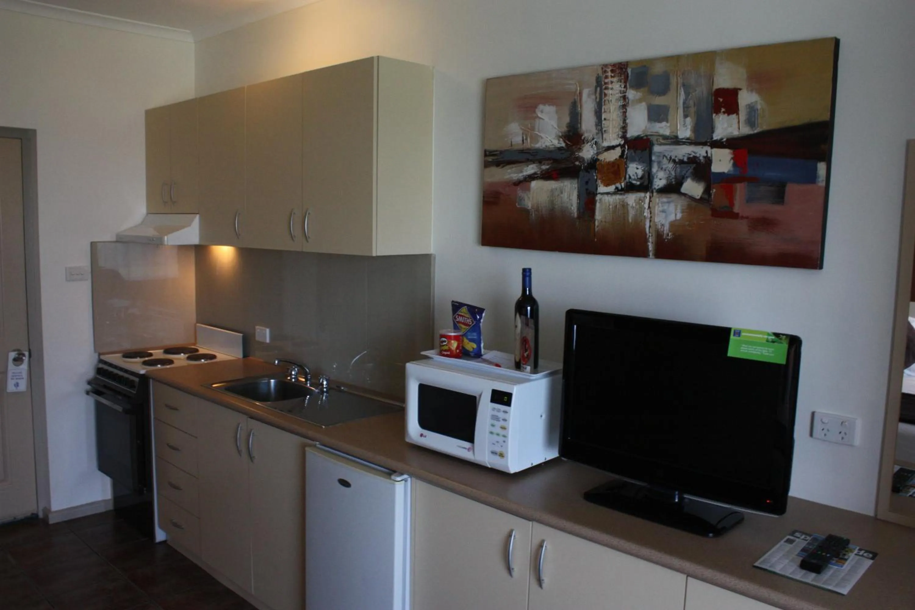 Kitchen or kitchenette in Lakeview Motel and Apartments