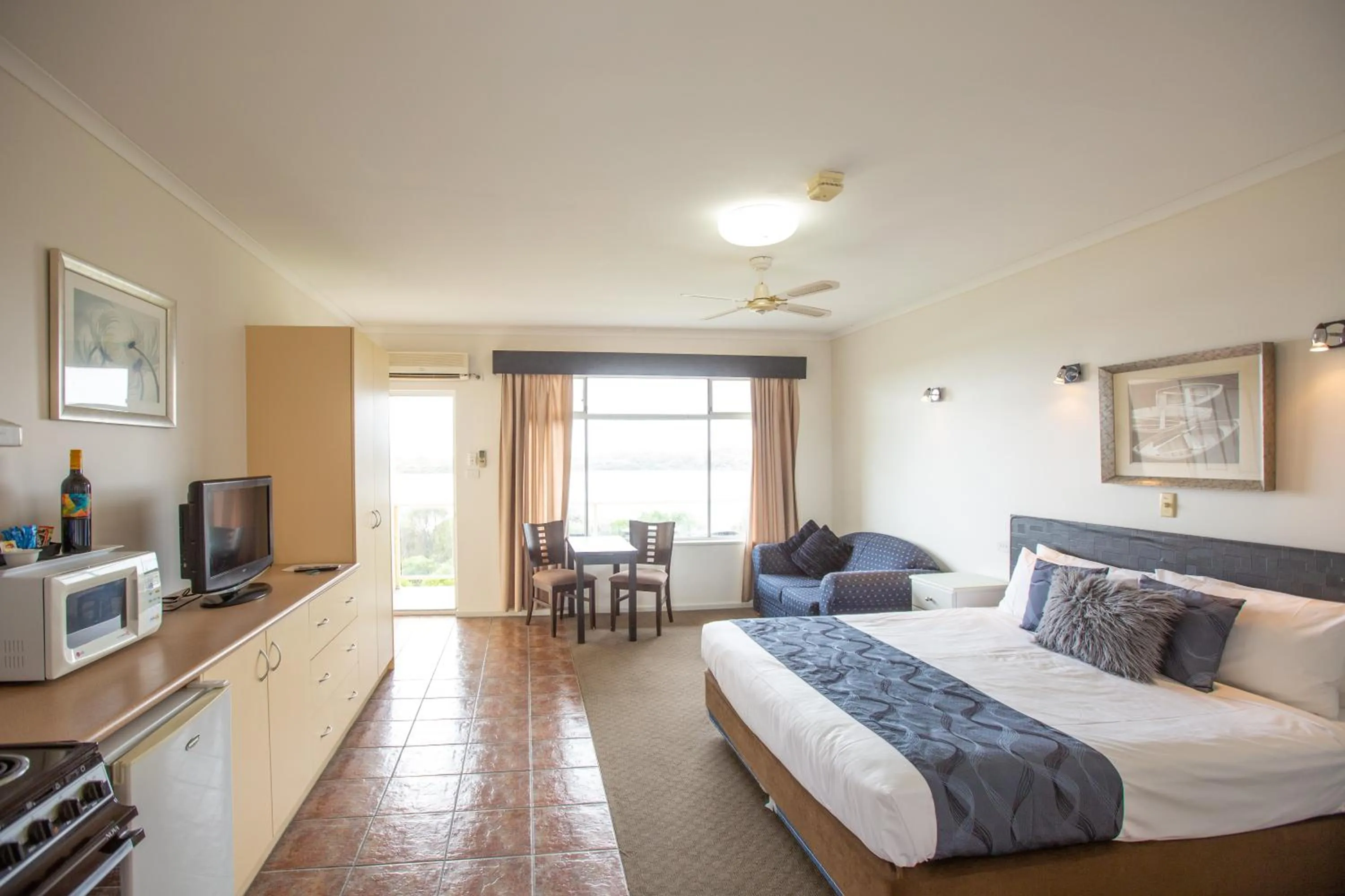 Photo of the whole room, Bed in Lakeview Motel and Apartments