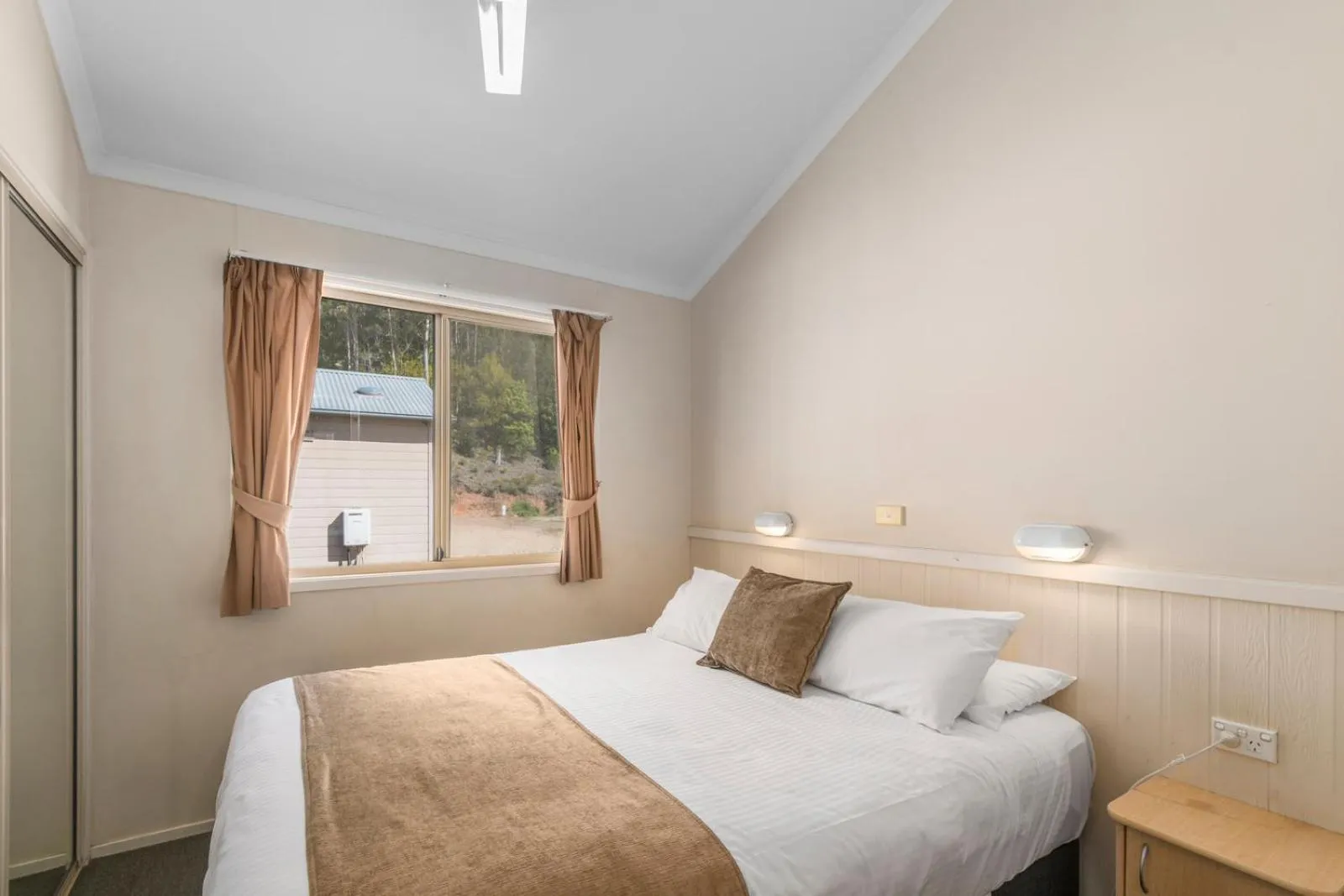 Bedroom, Bed in Ingenia Holidays Eden Beachfront