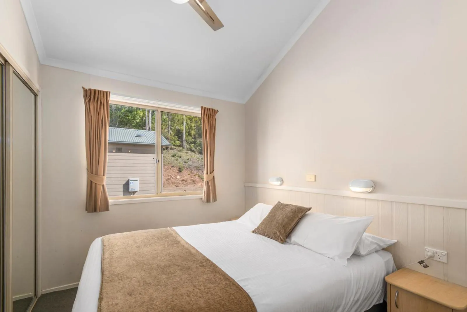 Bedroom, Bed in Ingenia Holidays Eden Beachfront