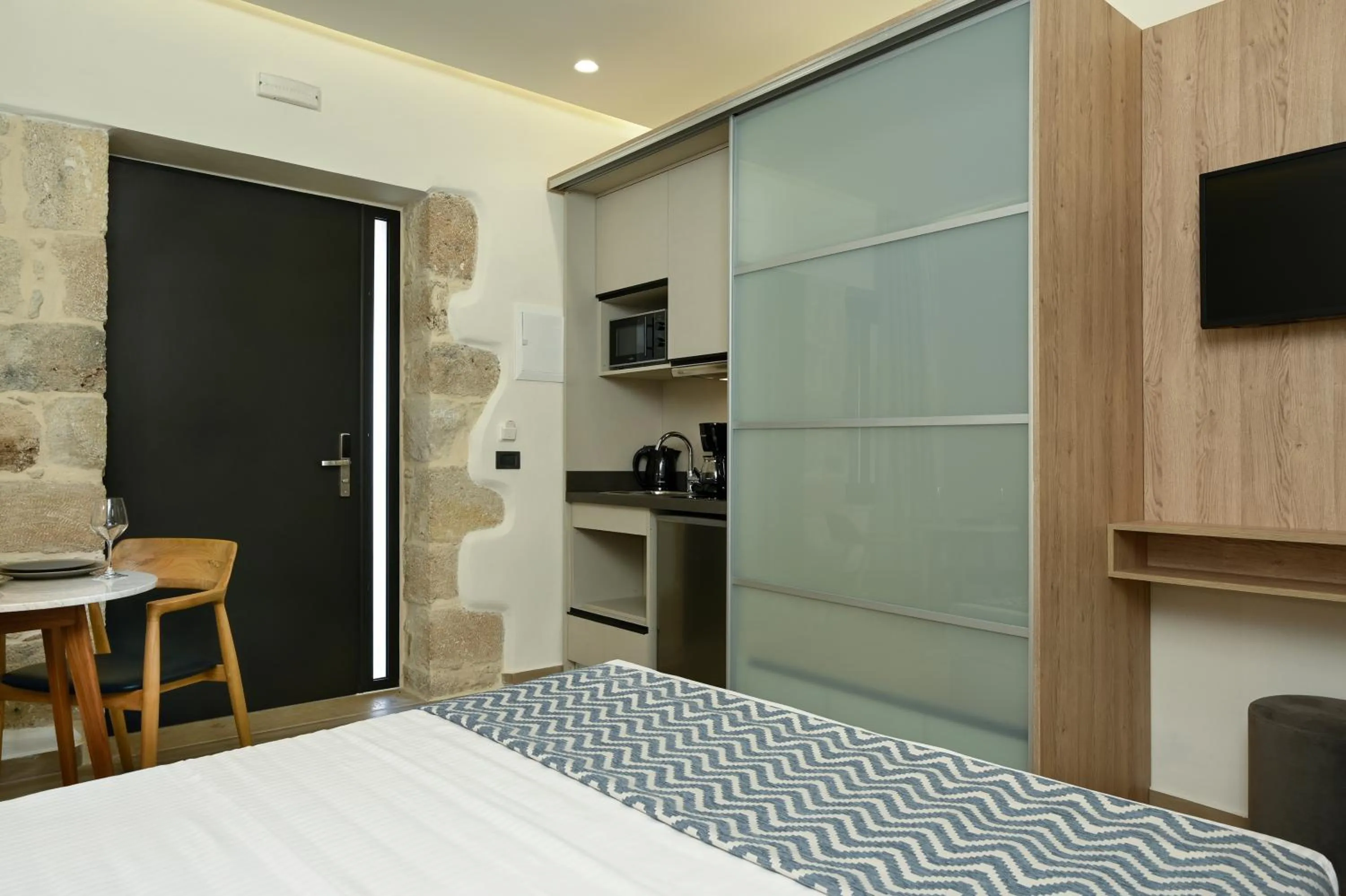 Kitchen or kitchenette, Bed in Casa D'Irene Deluxe Hotel