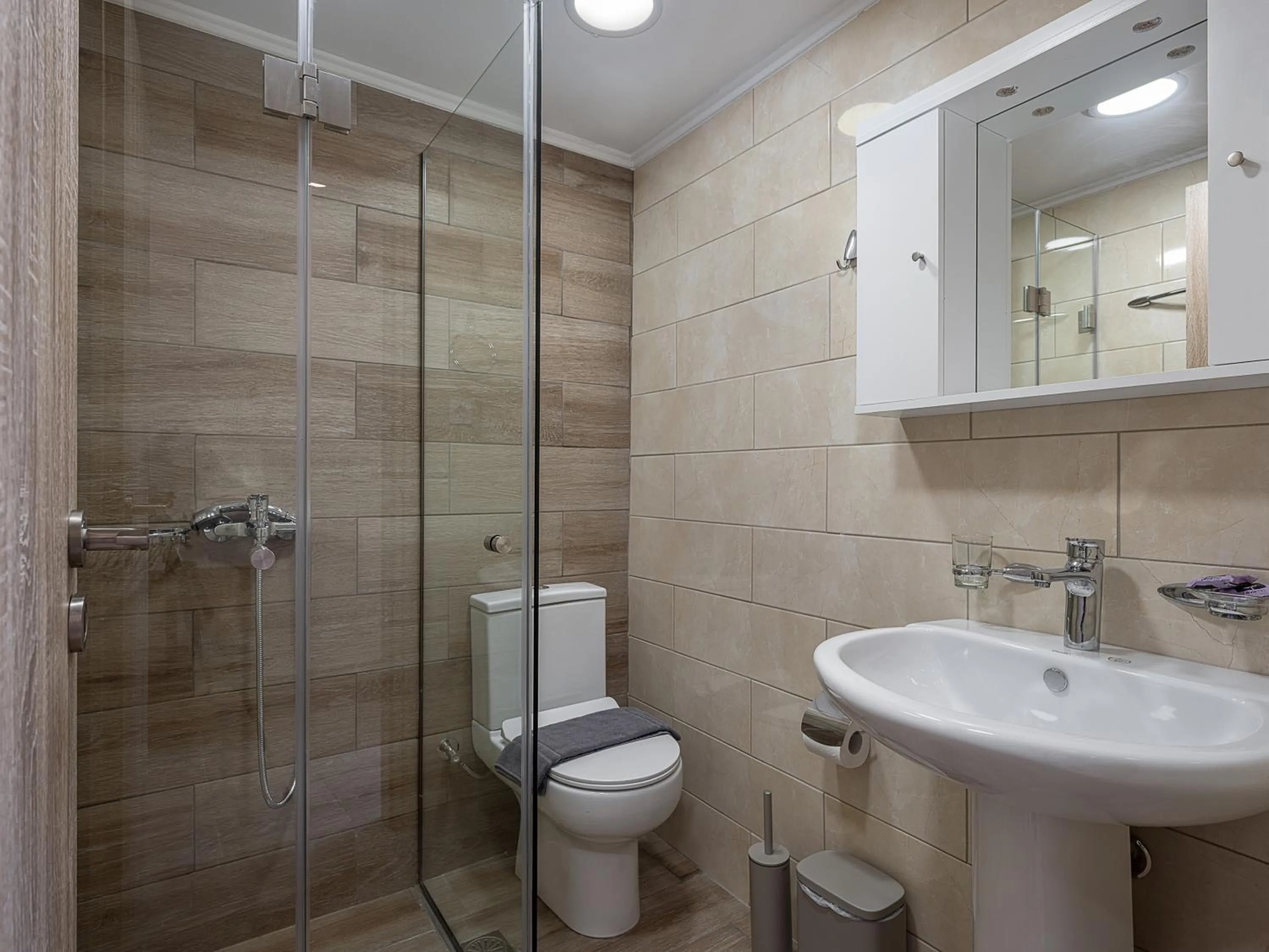 Shower in Casa D'Irene Deluxe Hotel