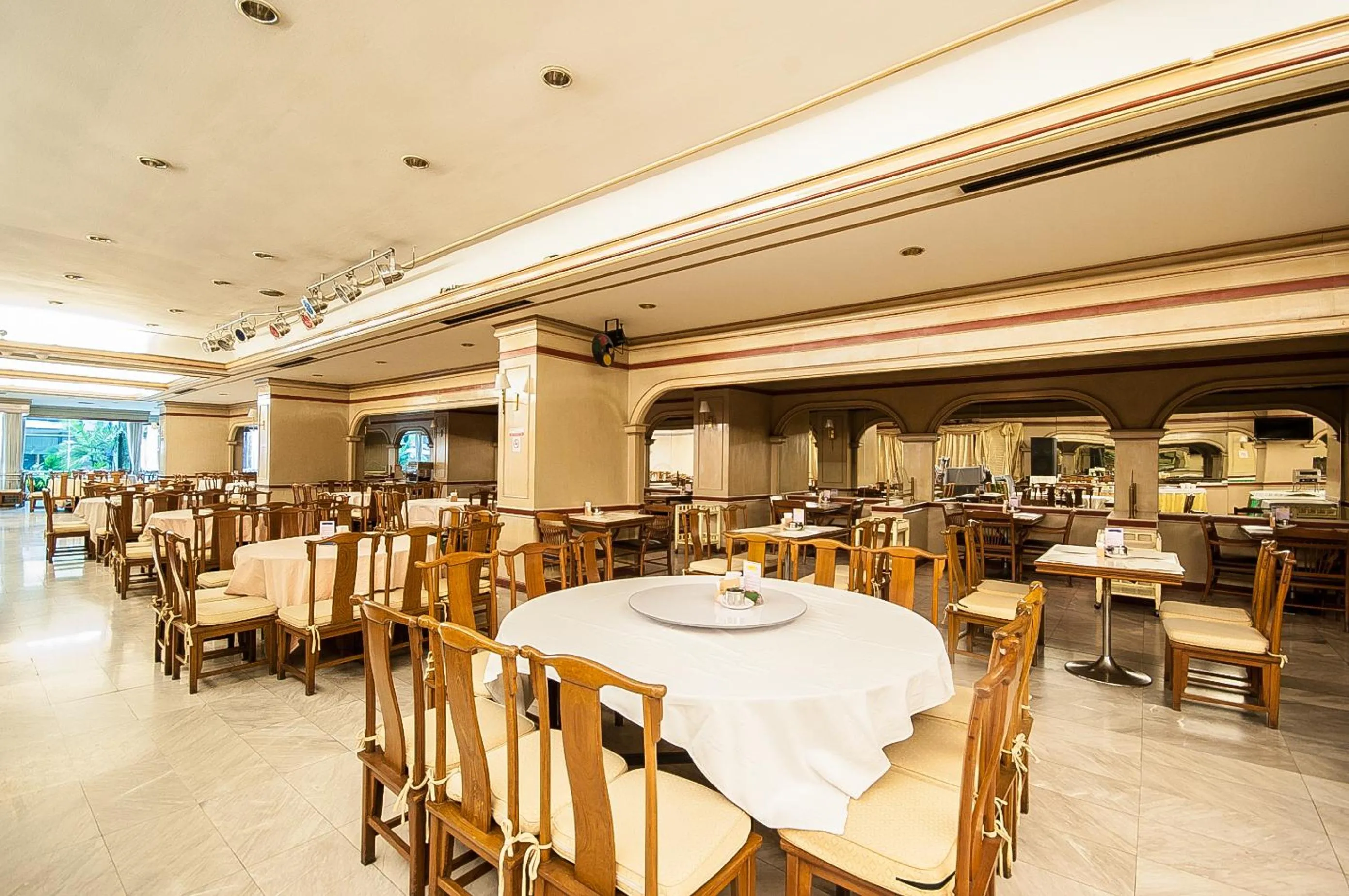 Restaurant/places to eat in Diamond Plaza Hotel