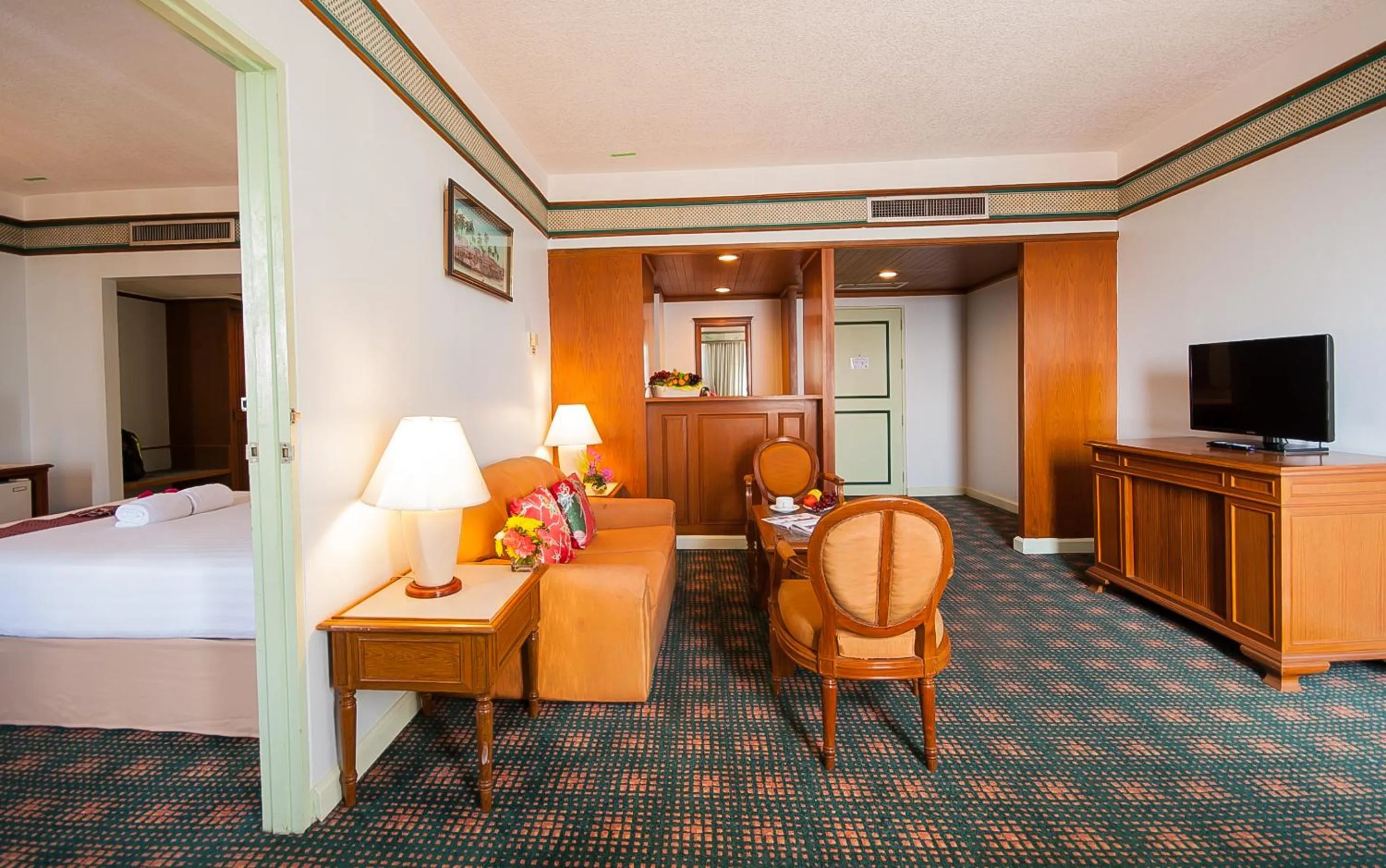Living room, Bed in Diamond Plaza Hotel