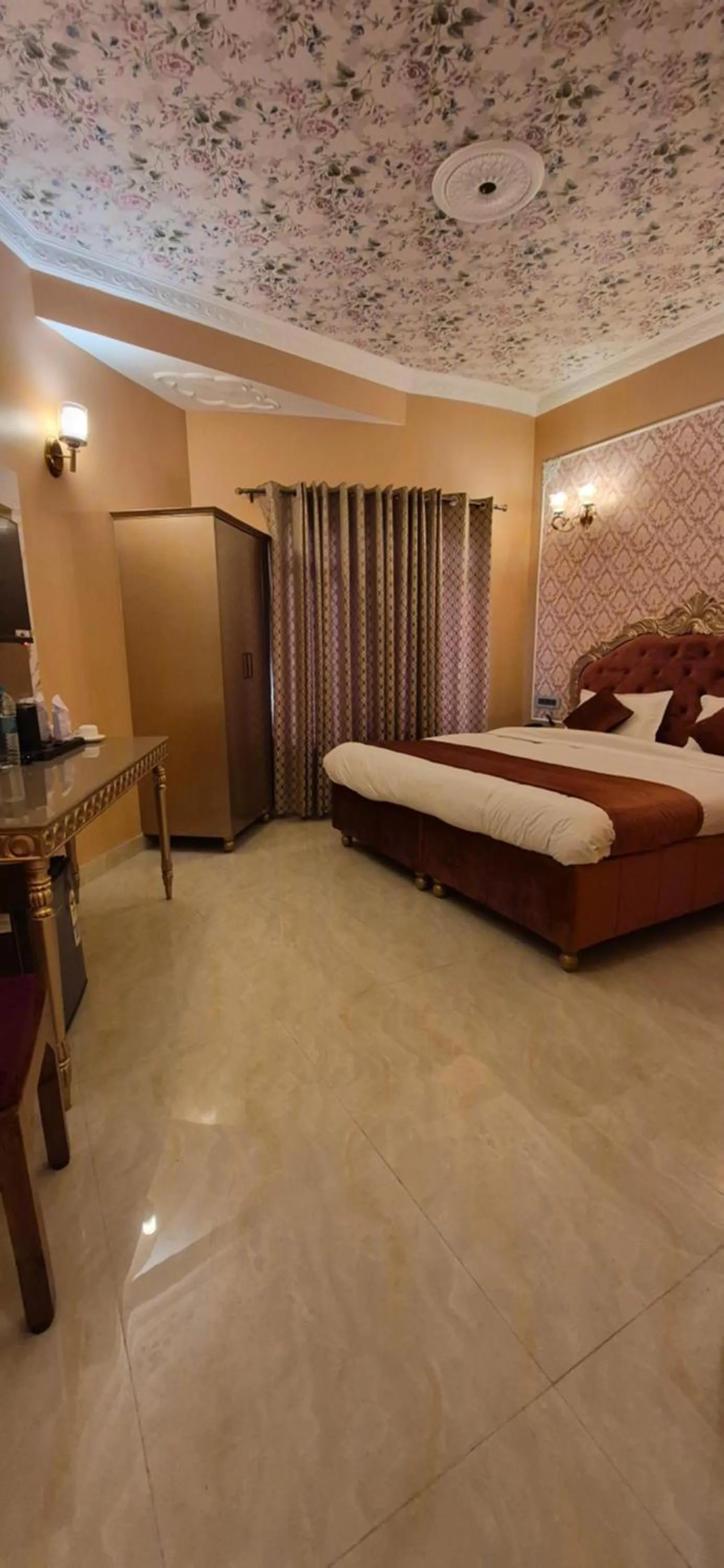 Bed in Ray of Maya near to taj mahal