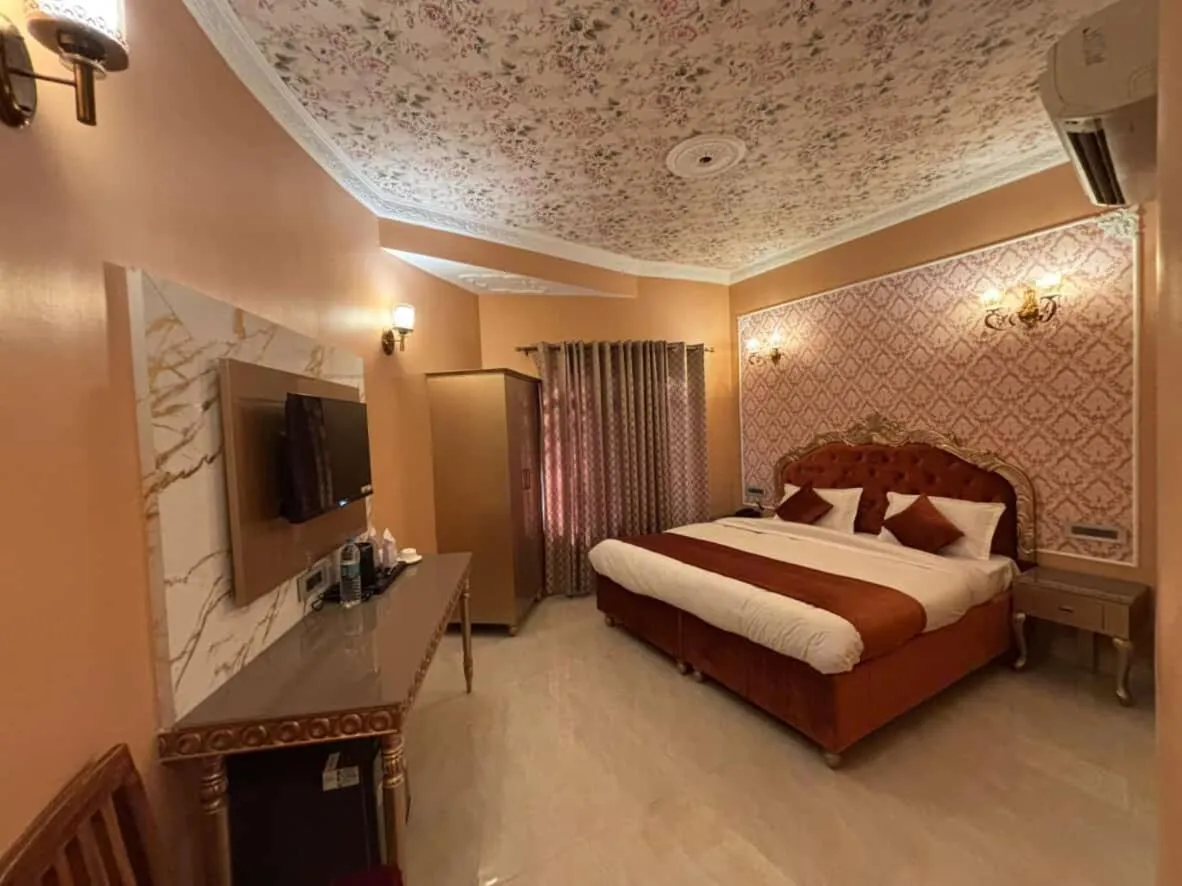 Bed in Ray of Maya near to taj mahal